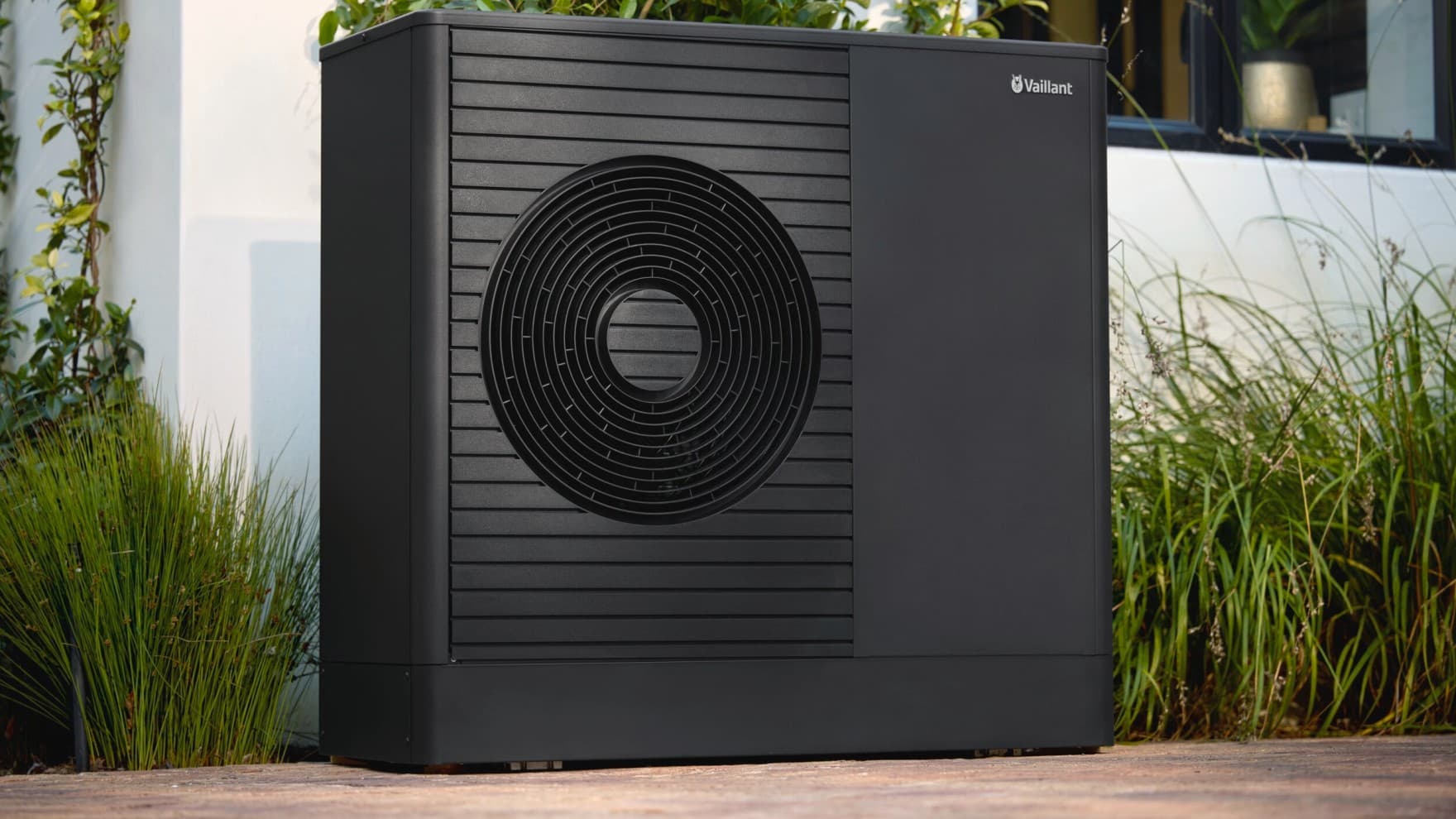 Une pompe à chaleur installée dans un jardin | Vaillant