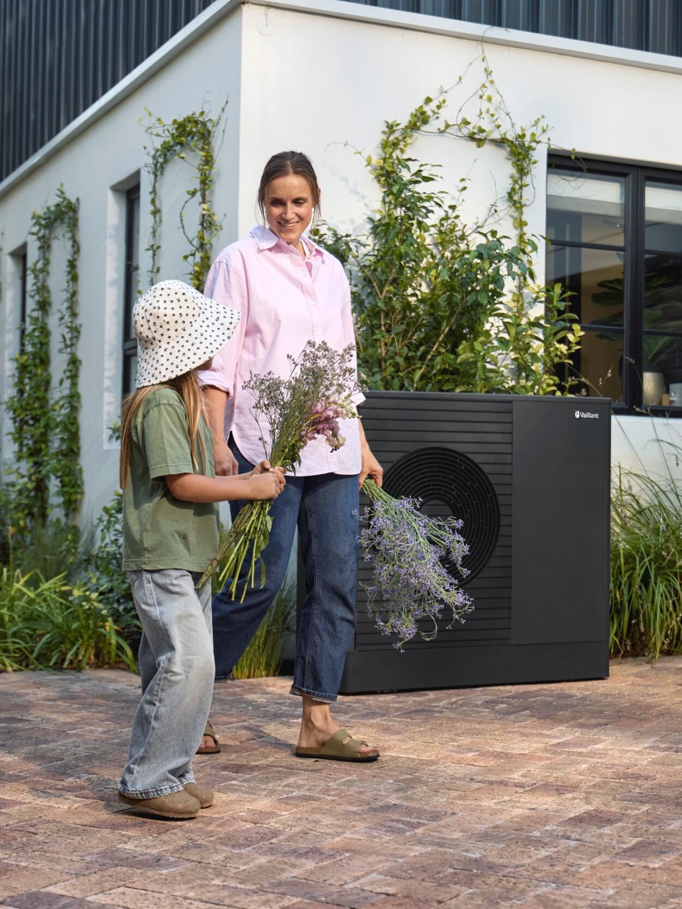Mère et fille devant leur pompe à chaleur | Vaillant