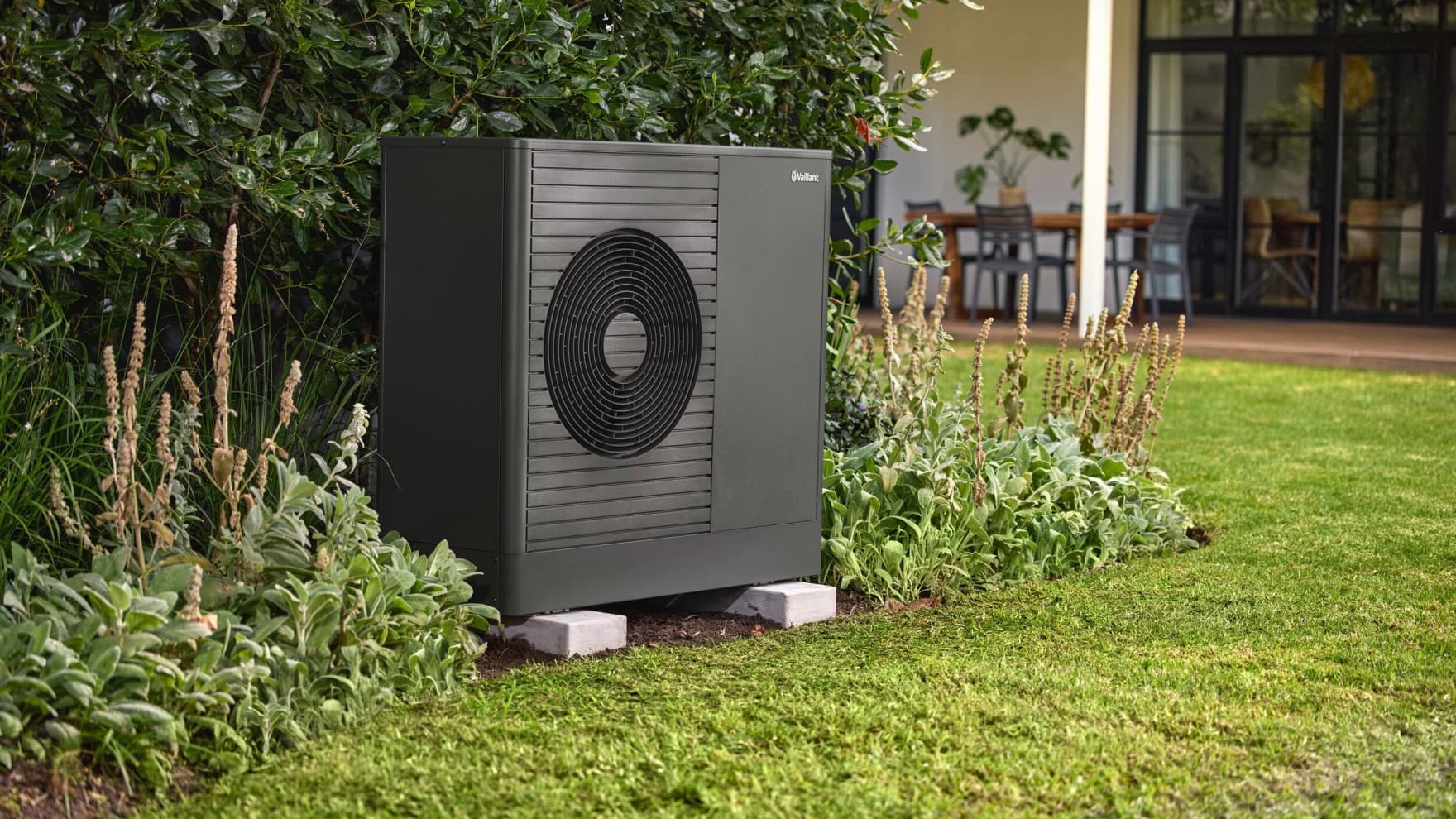 Une pompe à chaleur Vaillant dans un jardin | Vaillant