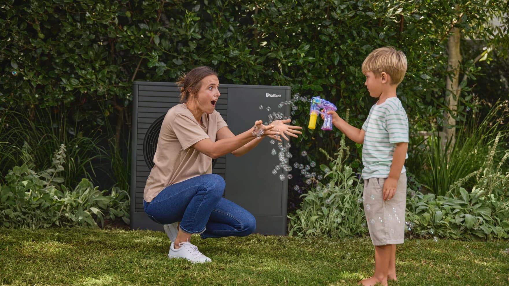 Enfant qui fait des bulles et joue avec sa mère | Vaillant