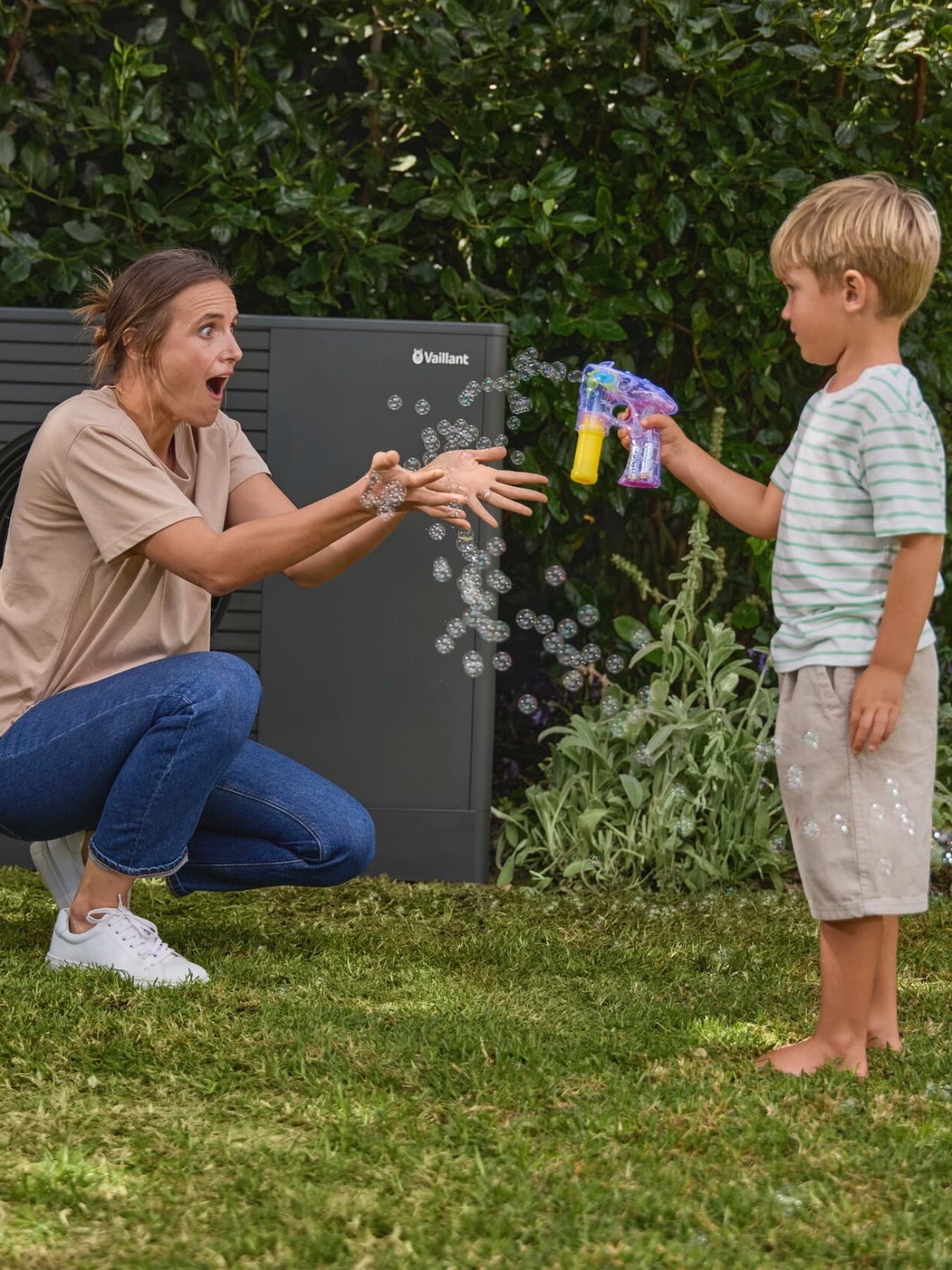 Enfant qui fait des bulles et joue avec sa mère | Vaillant