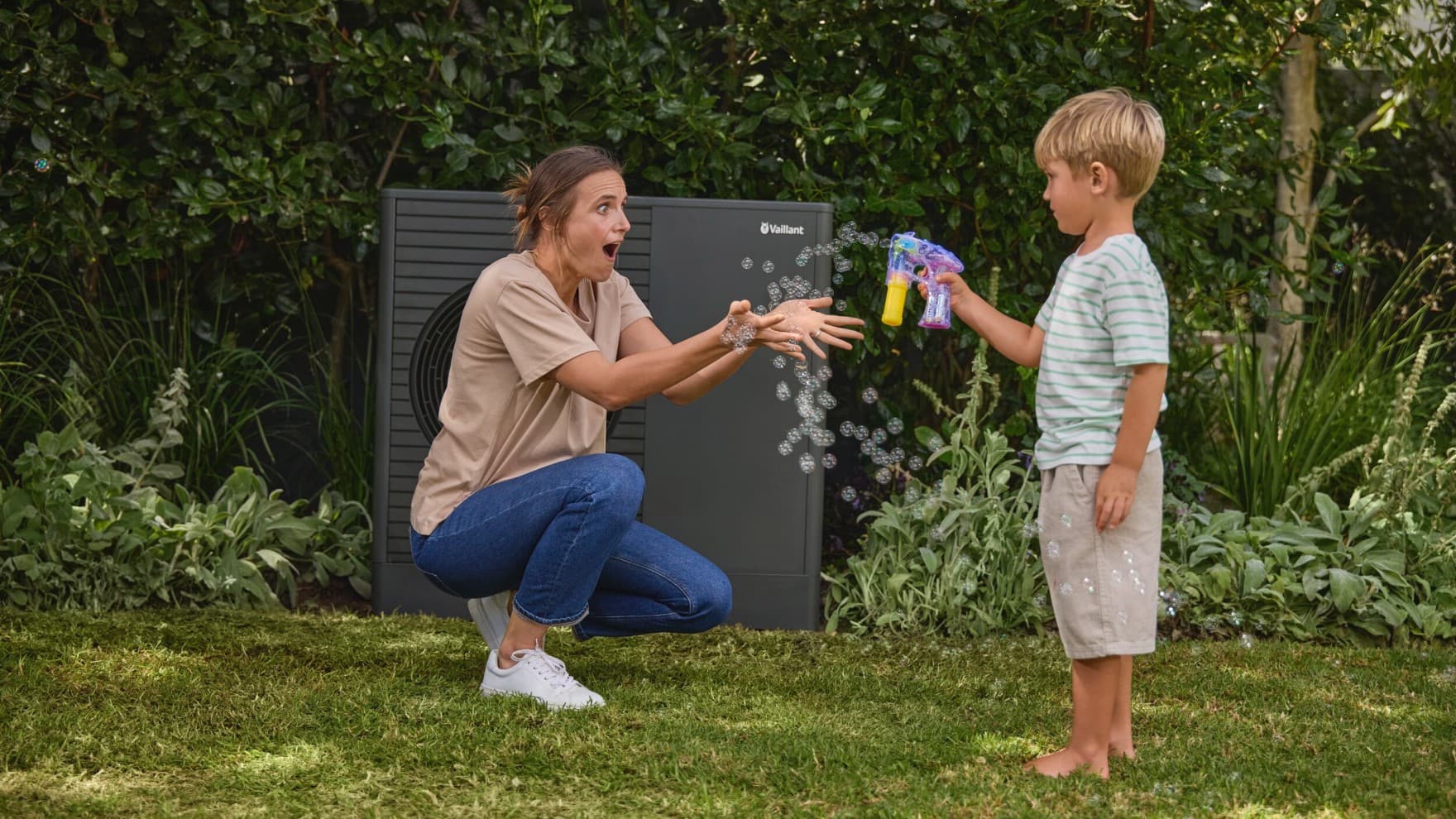 Petit garçon faisant des bulles dans son jardin | Vaillant