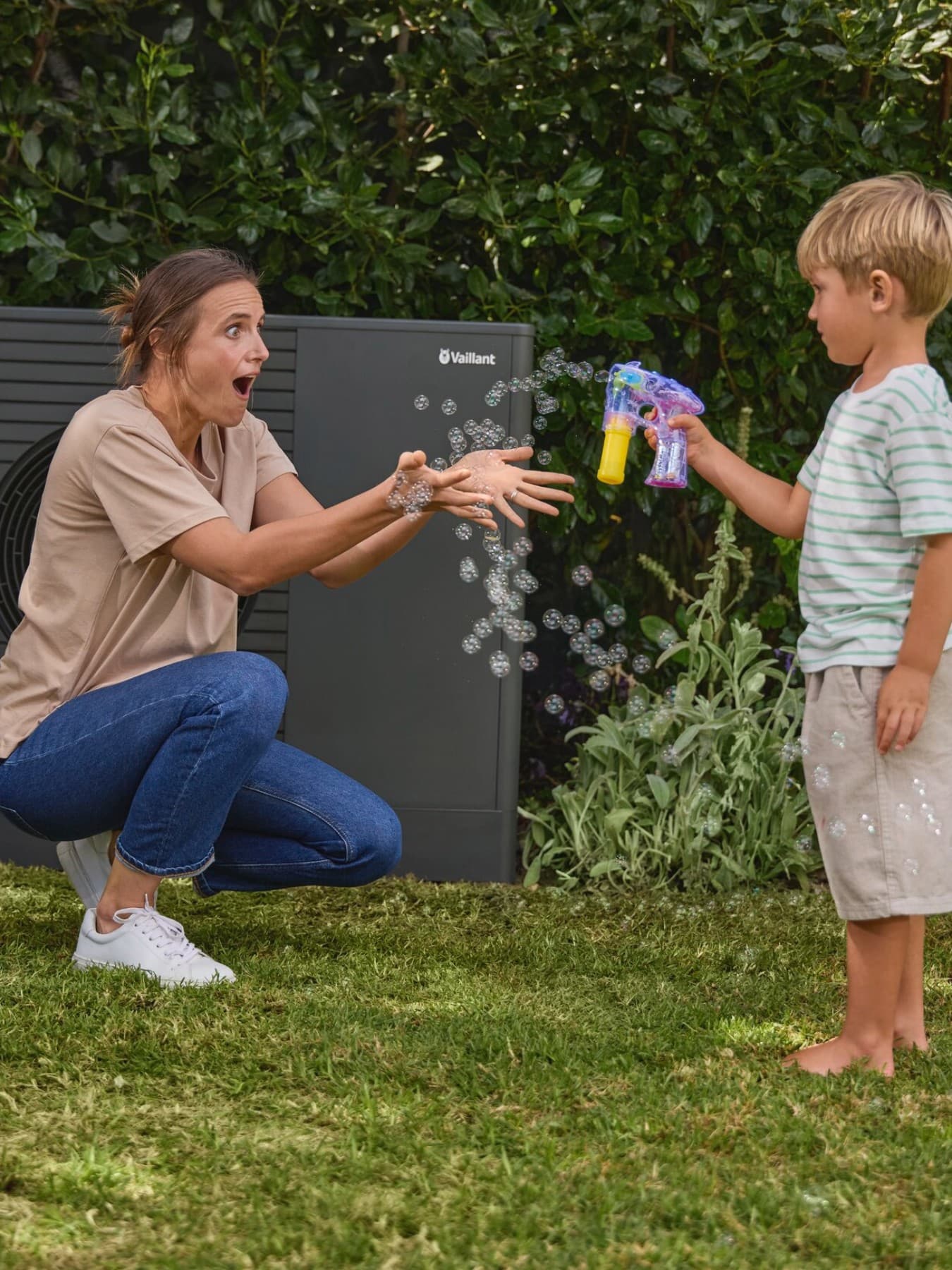Petit garçon faisant des bulles dans son jardin | Vaillant