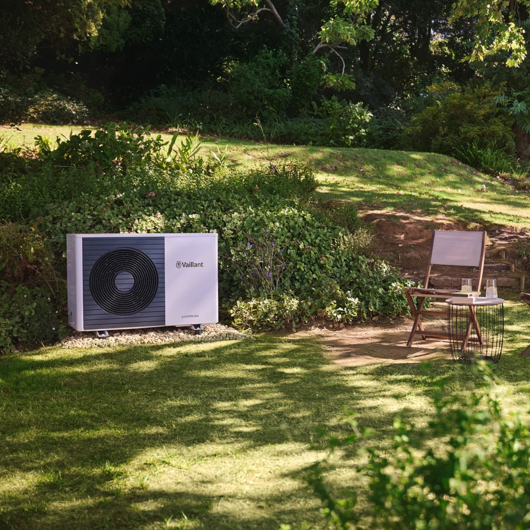 Pompe à chaleur dans le jardin | Vaillant