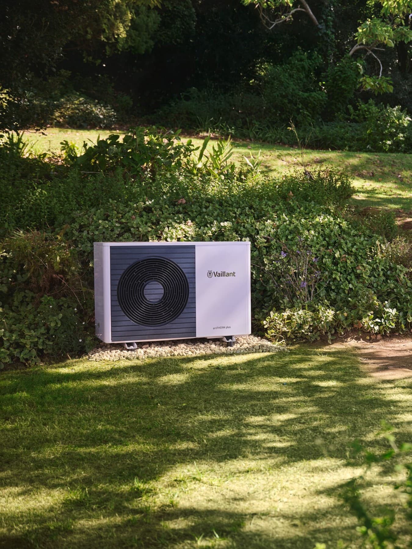 Pompe à chaleur dans le jardin | Vaillant