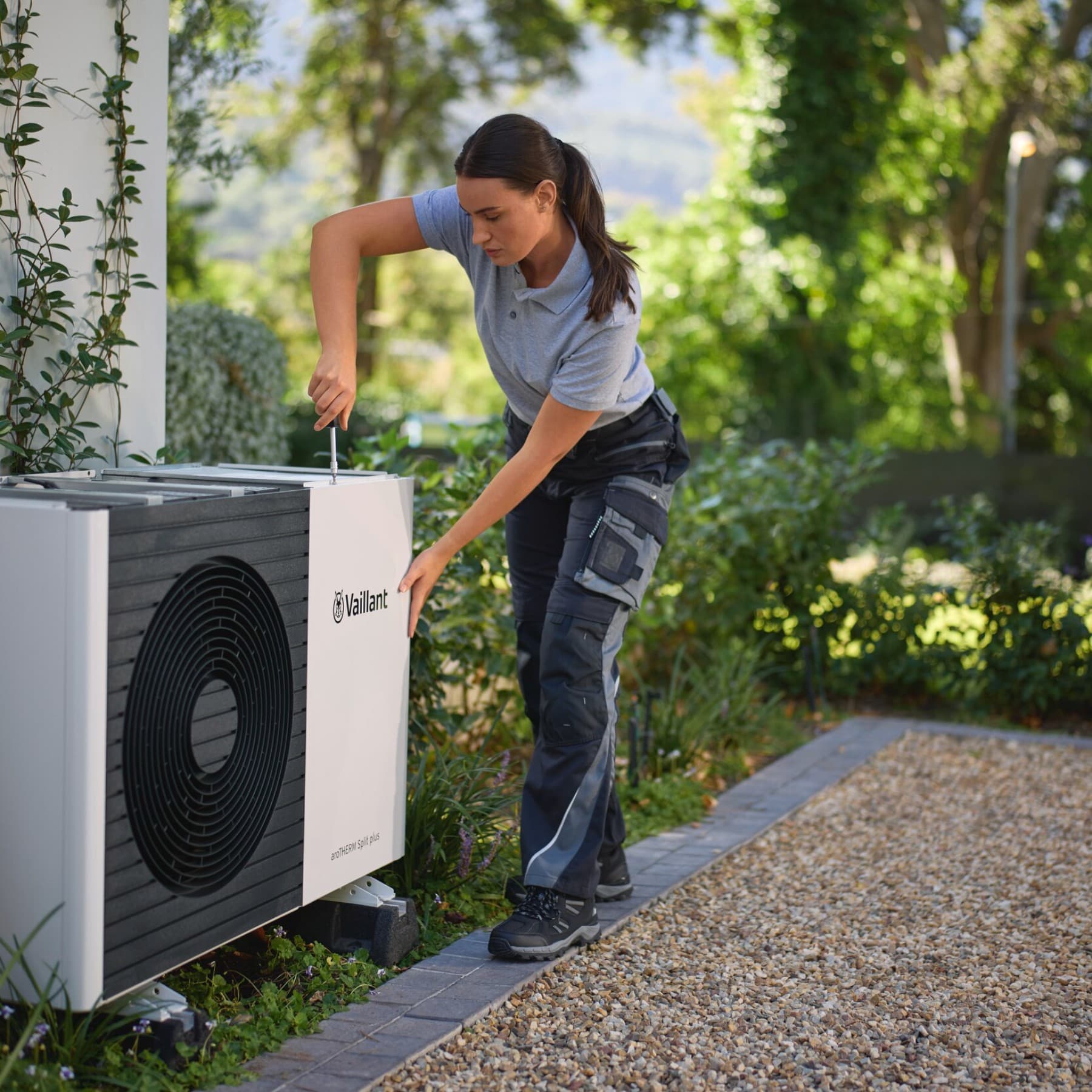 Installateur travaillant sur une pompe à chaleur | Vaillant