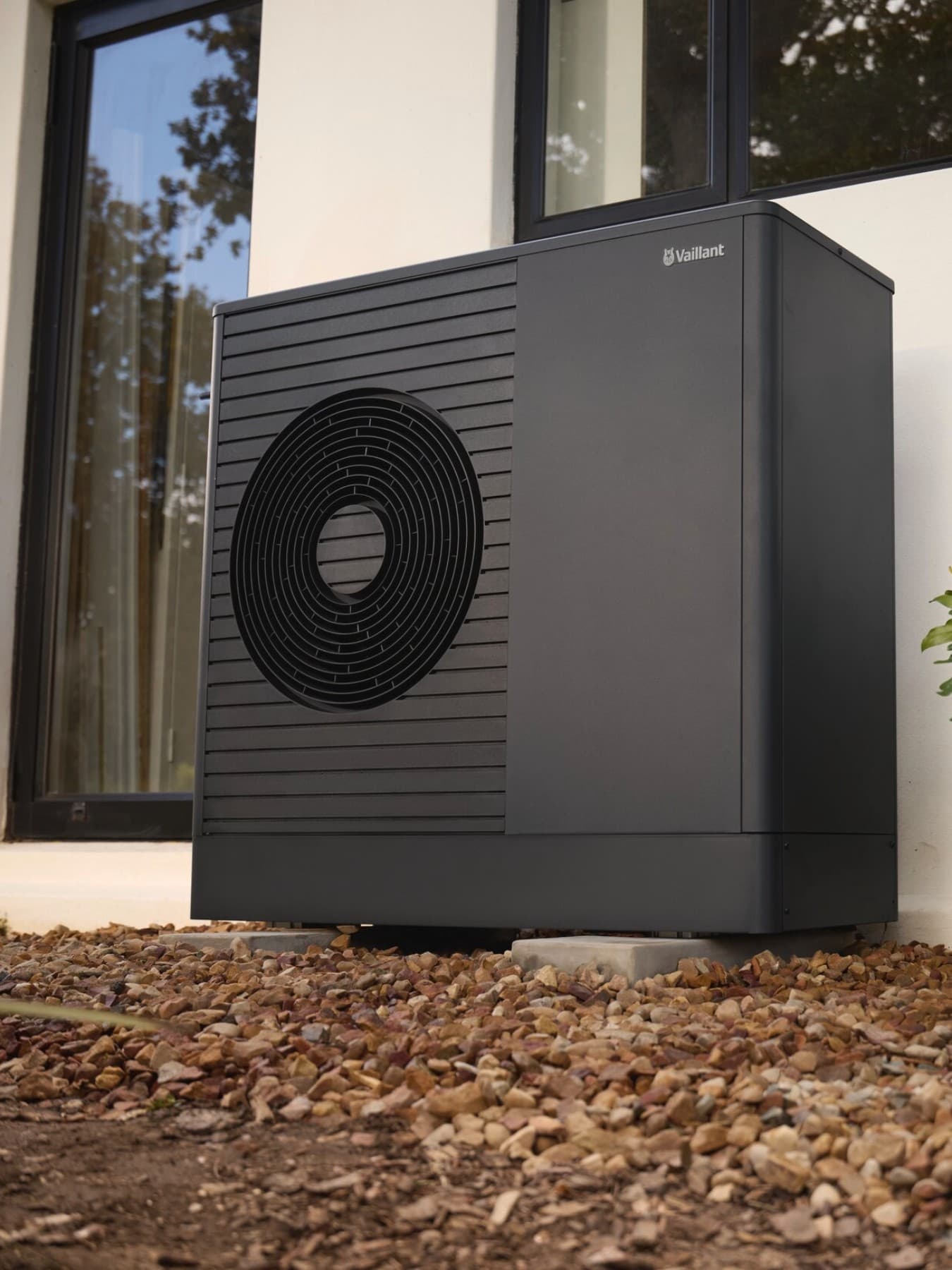 Pompe à chaleur Vaillant dans un jardin verdoyant | Vaillant