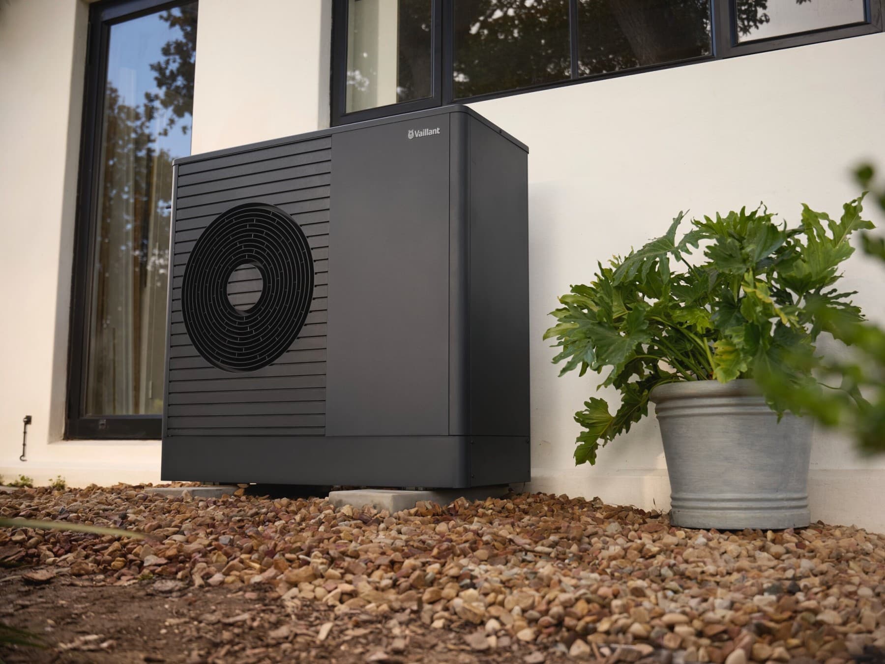 Pompe à chaleur Vaillant dans un jardin verdoyant | Vaillant