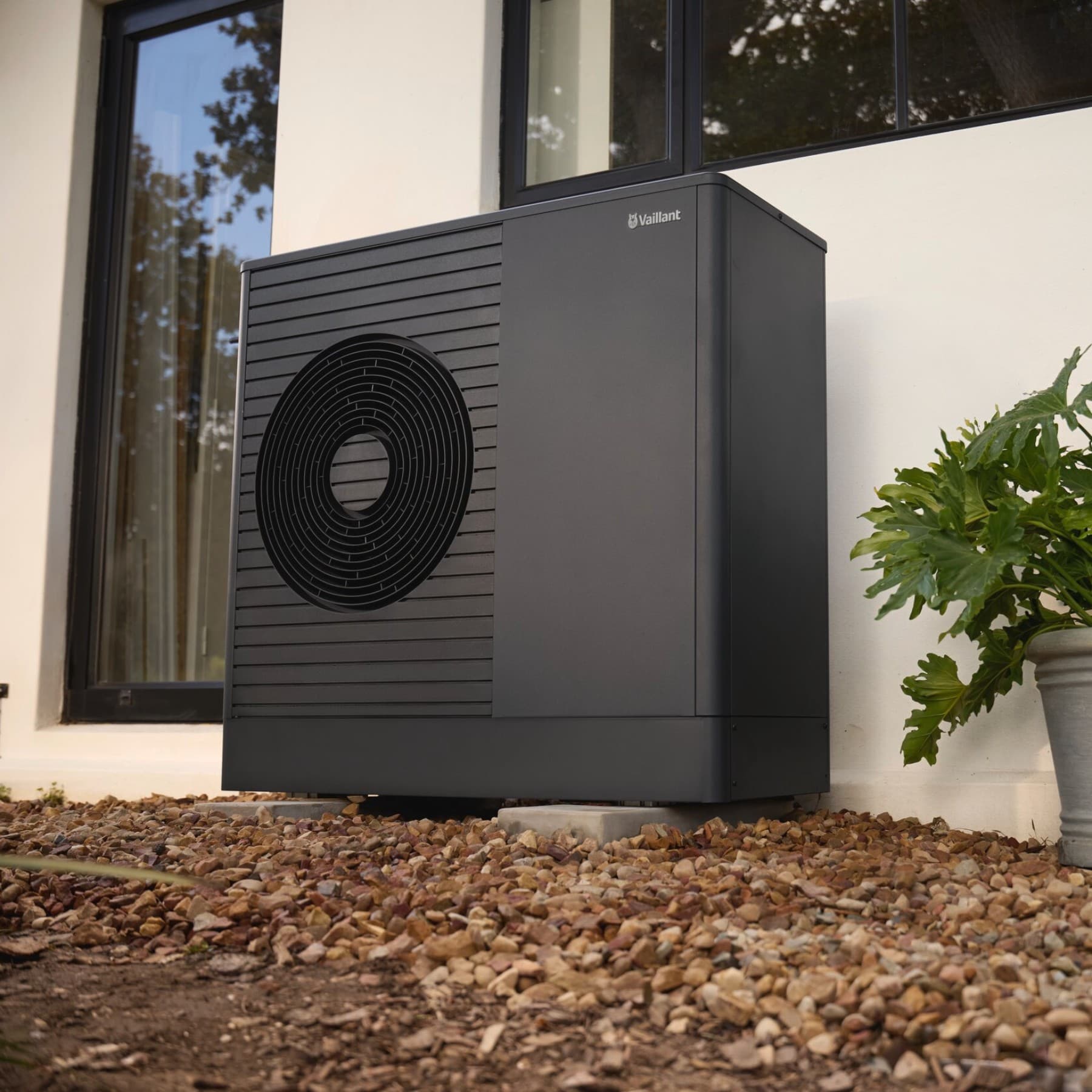 Une unité extérieure de pompe à chaleur installée le long d'un mur | Vaillant