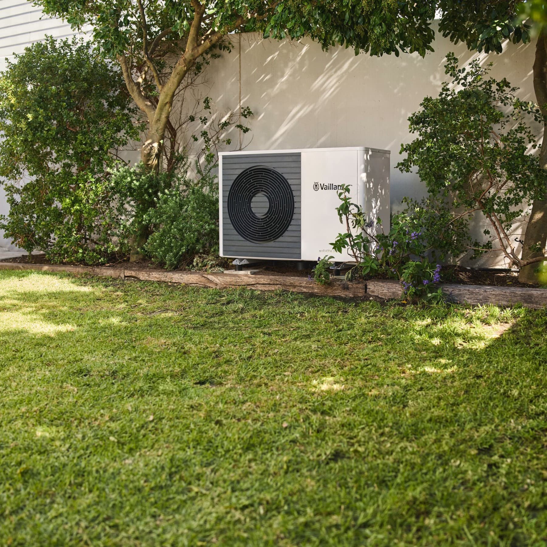Pompe à chaleur devant la maison | Vaillant