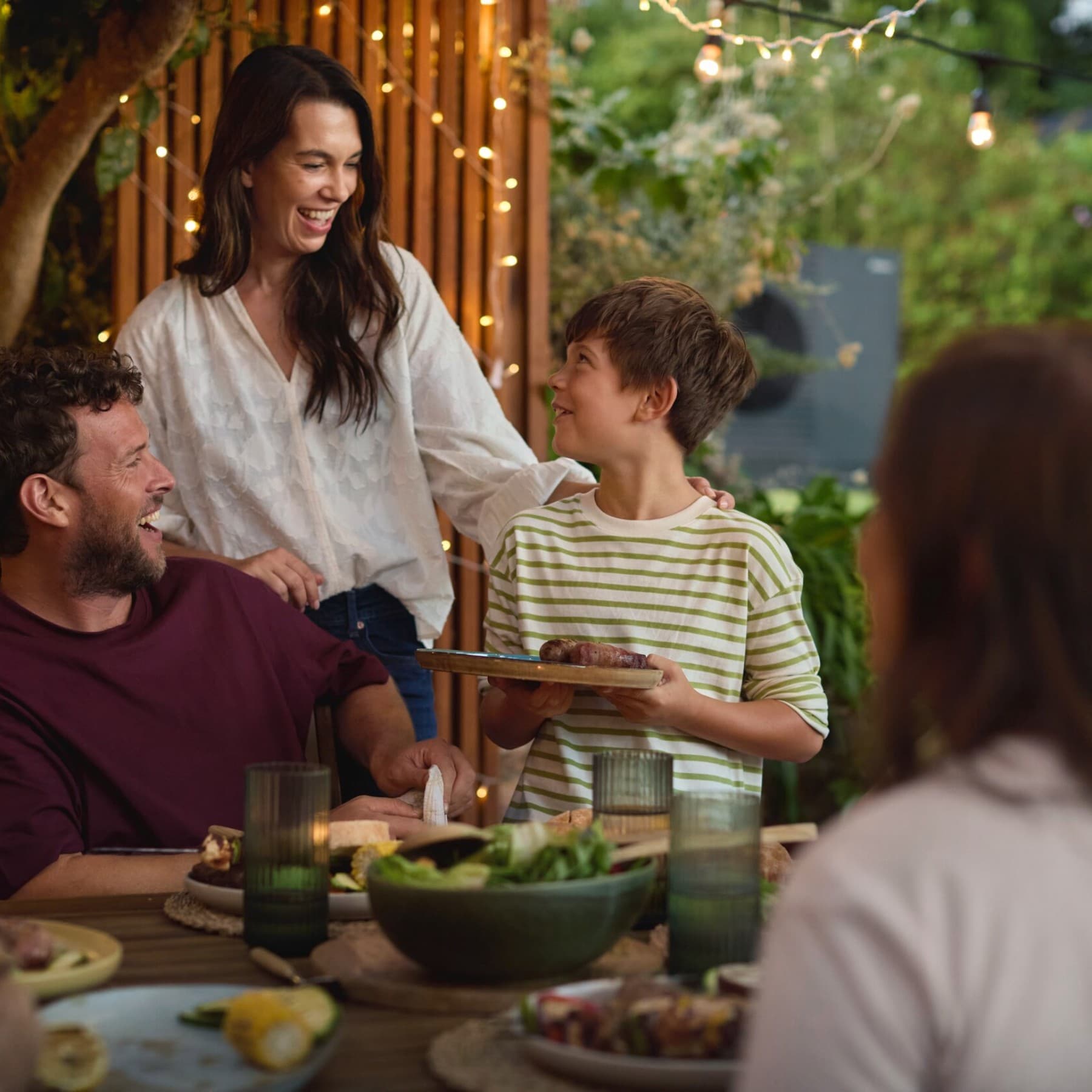 Dîner en famille dans le jardin | Vaillant