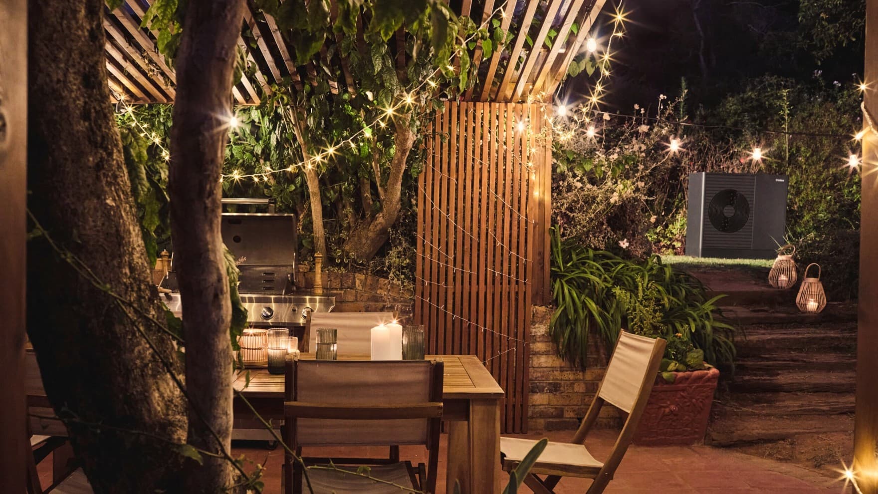 Maison individuelle éclairée la nuit