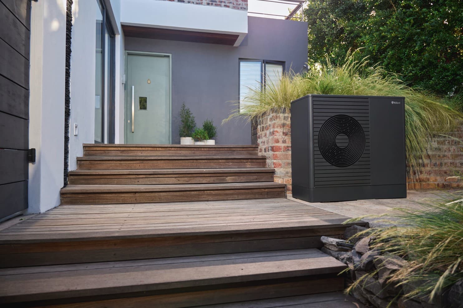 Pompe à chaleur air-eau aroTHERM plus devant un bâtiment neuf | Vaillant