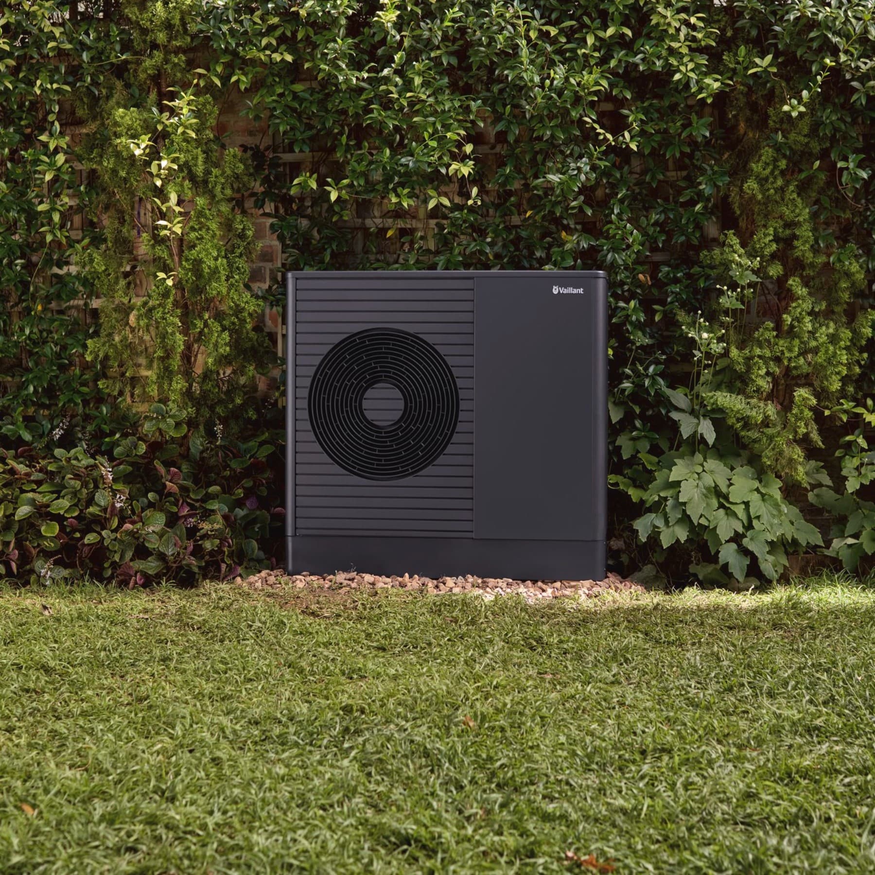Pompe à chaleur Vaillant dans un jardin