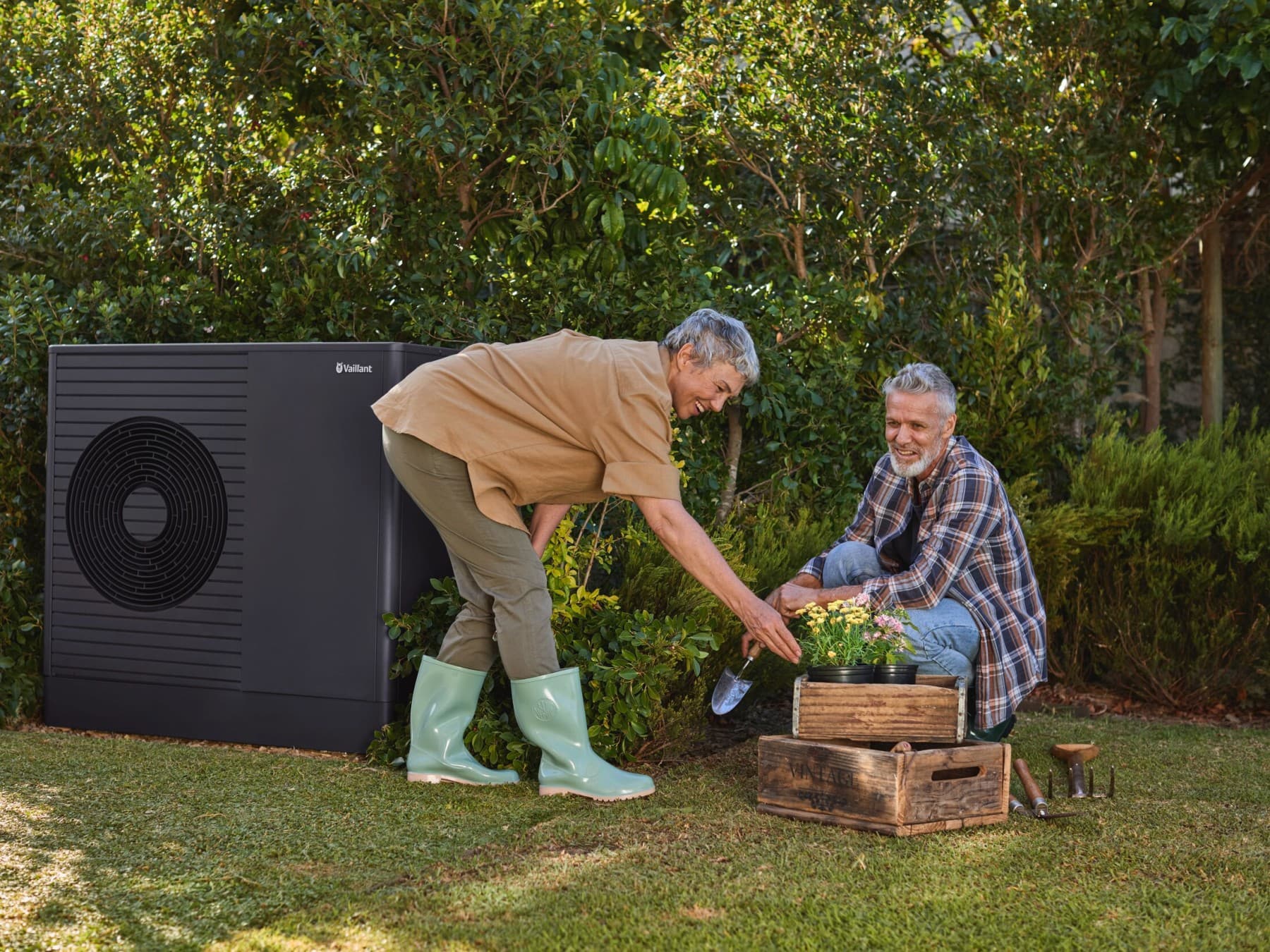 Couple qui jardine près de leur pompe à chaleur | Vaillant