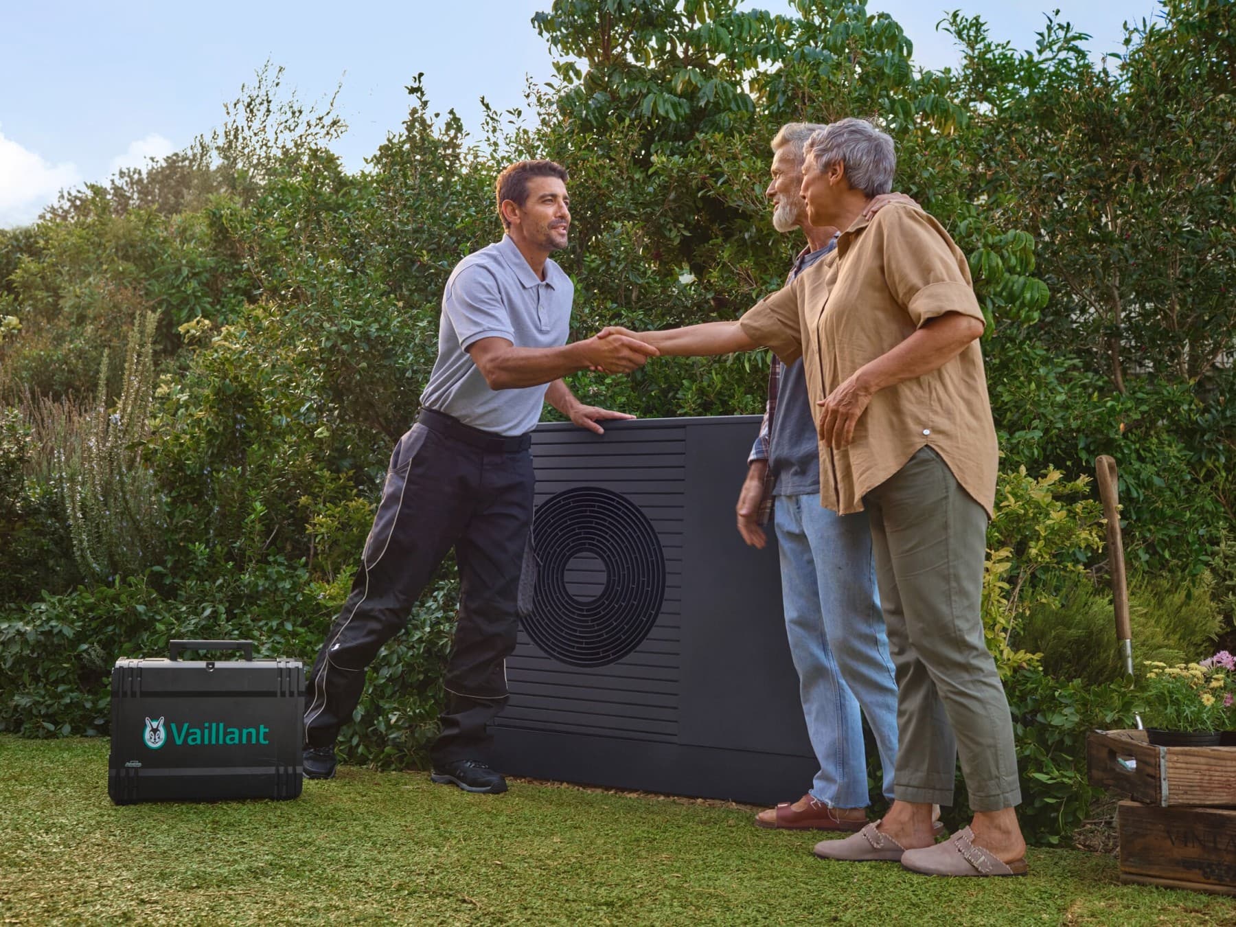 Un installateur rencontre ses clients pour une pompe à chaleur | Vaillant
