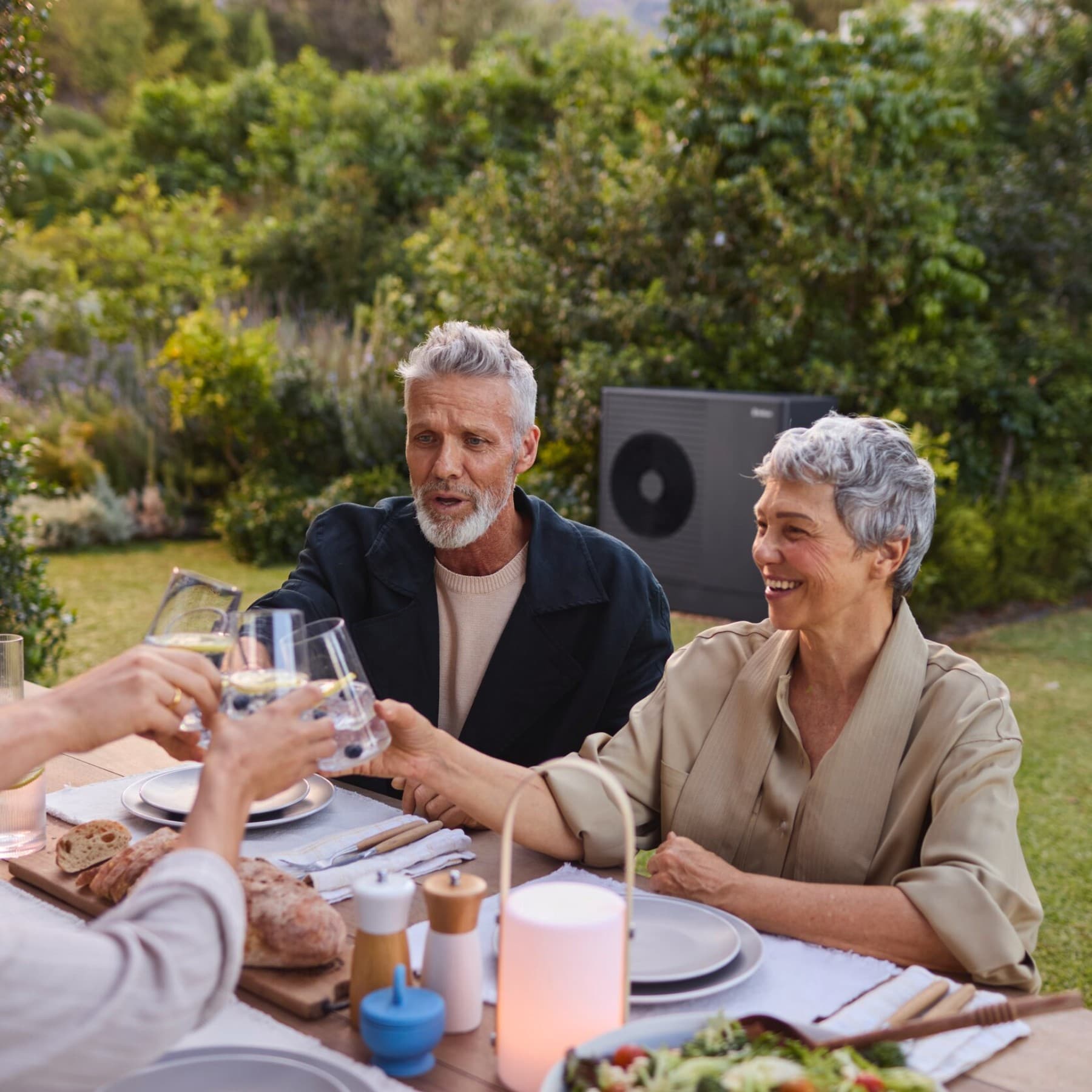 Couple assis dans le jardin lors d'un dîner | Vaillant