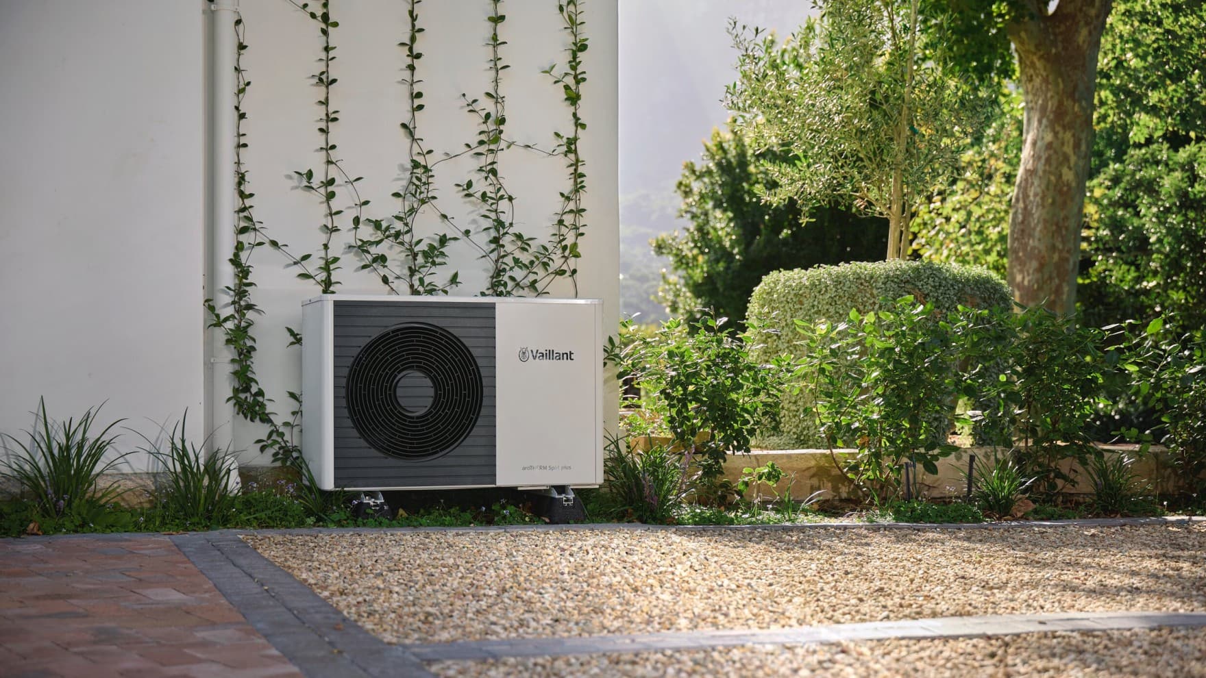 aroTHERM Split plus à l'extérieur d'une maison | Vaillant