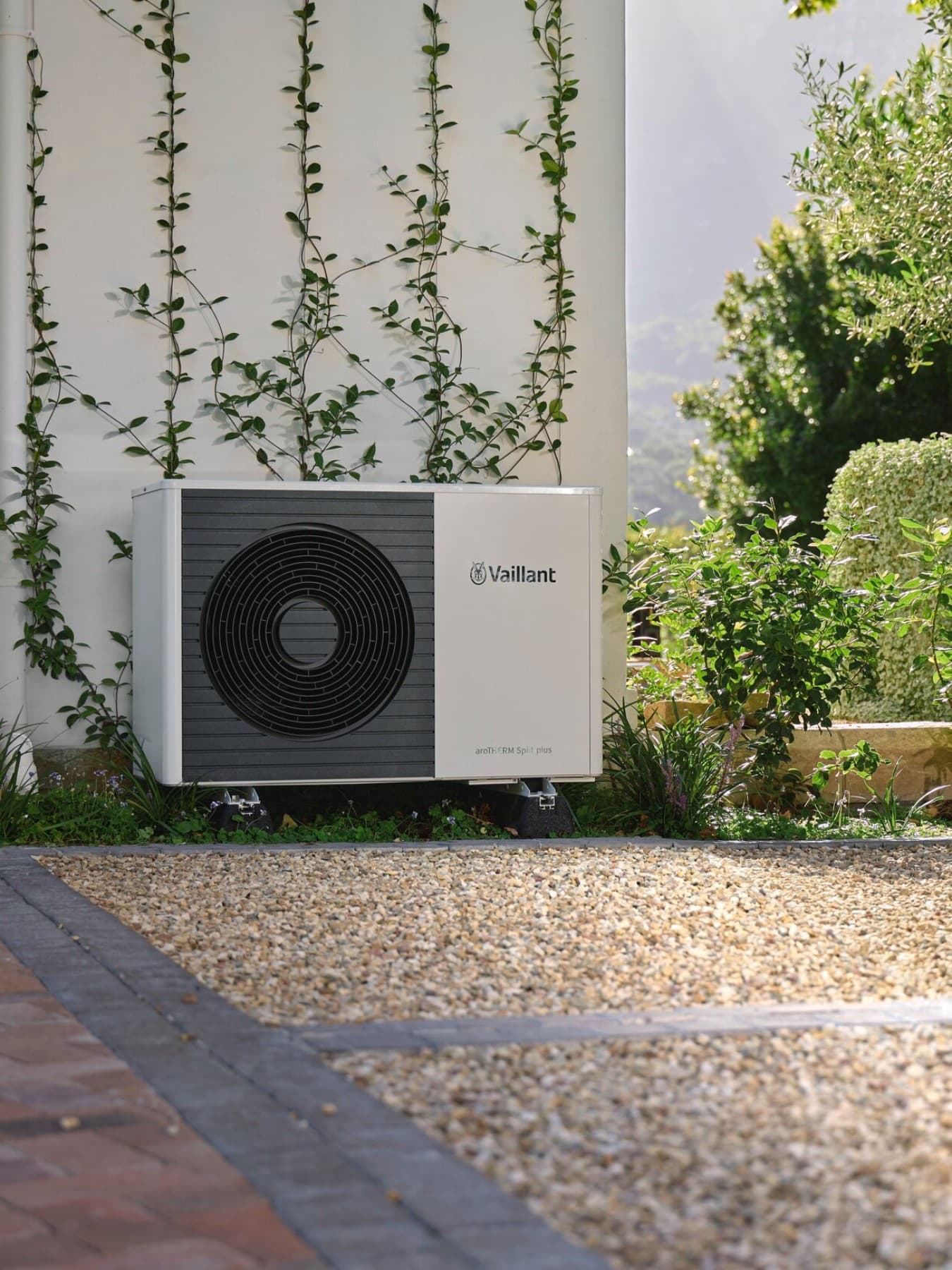 Une pompe à chaleur dans le jardin | Vaillant