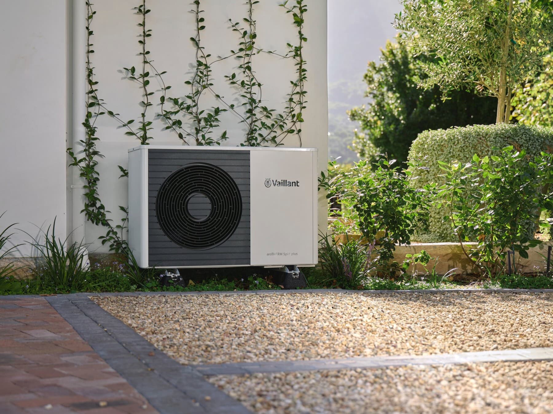 Une pompe à chaleur dans le jardin | Vaillant