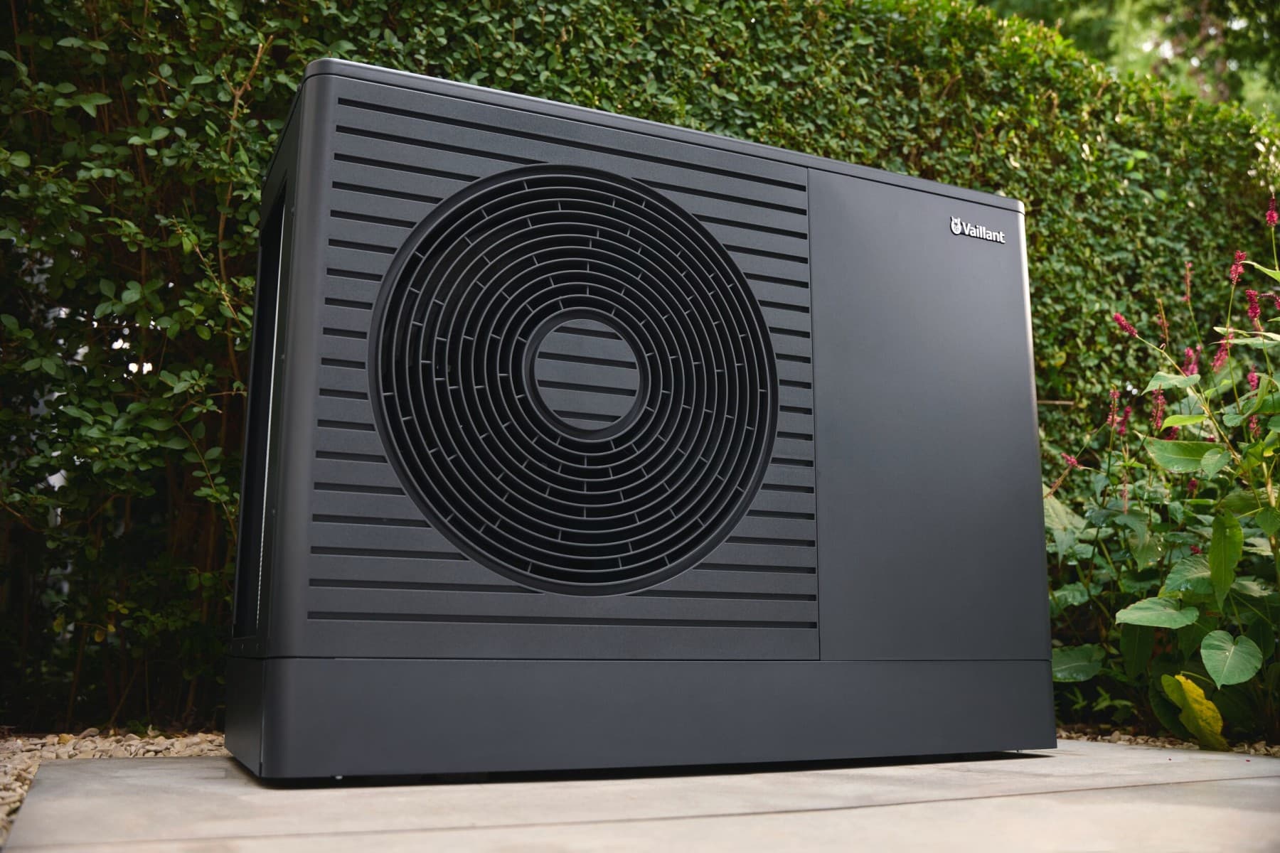 aroTHERM pro dans un jardin | Vaillant