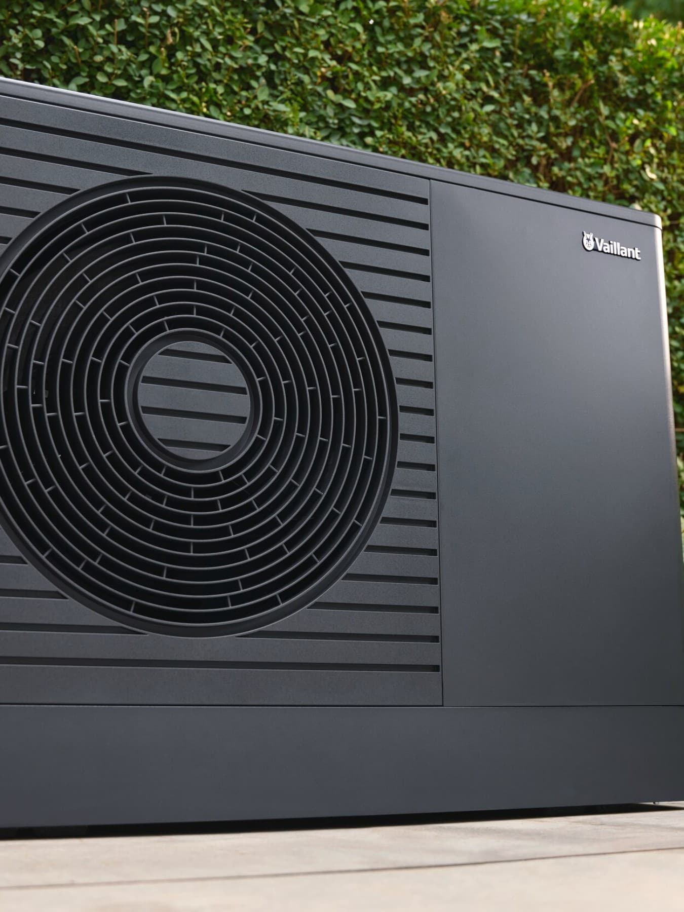 aroTHERM pro dans un jardin | Vaillant