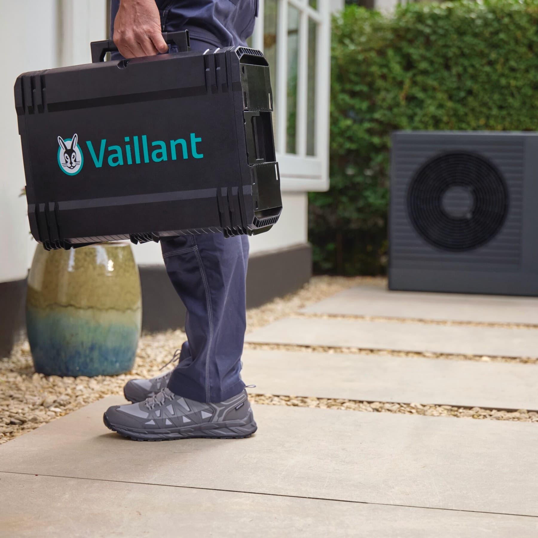 Un expert vient entretenir une pompe à chaleur | Vaillant
