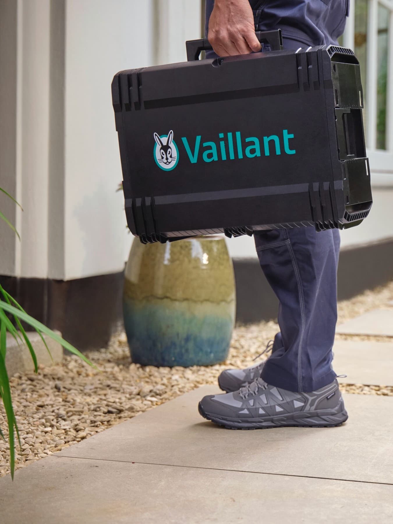 Un expert vient entretenir une pompe à chaleur | Vaillant