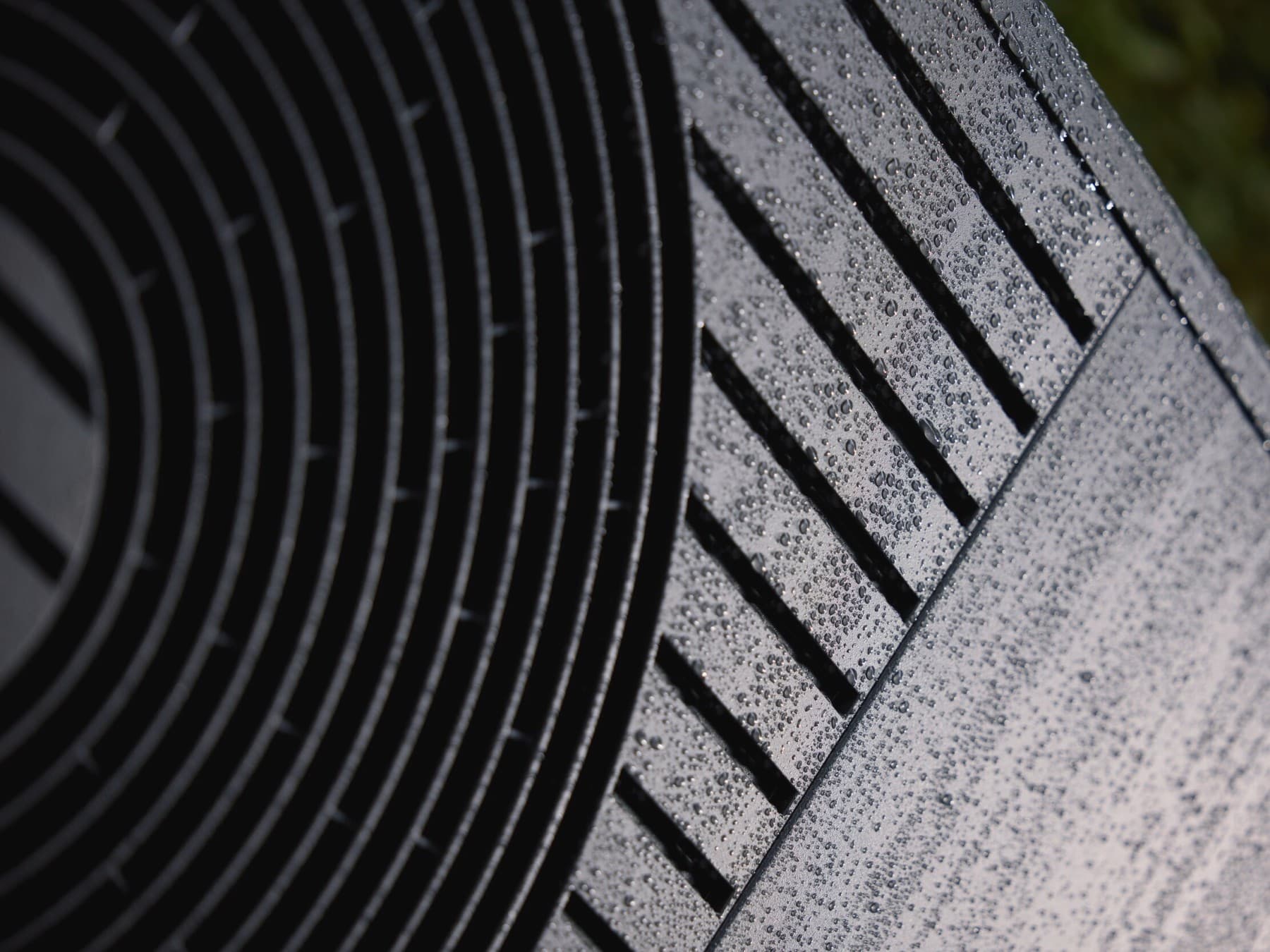 Vue zoom d'une grille de ventilation d'une pompe à chaleur | Vaillant