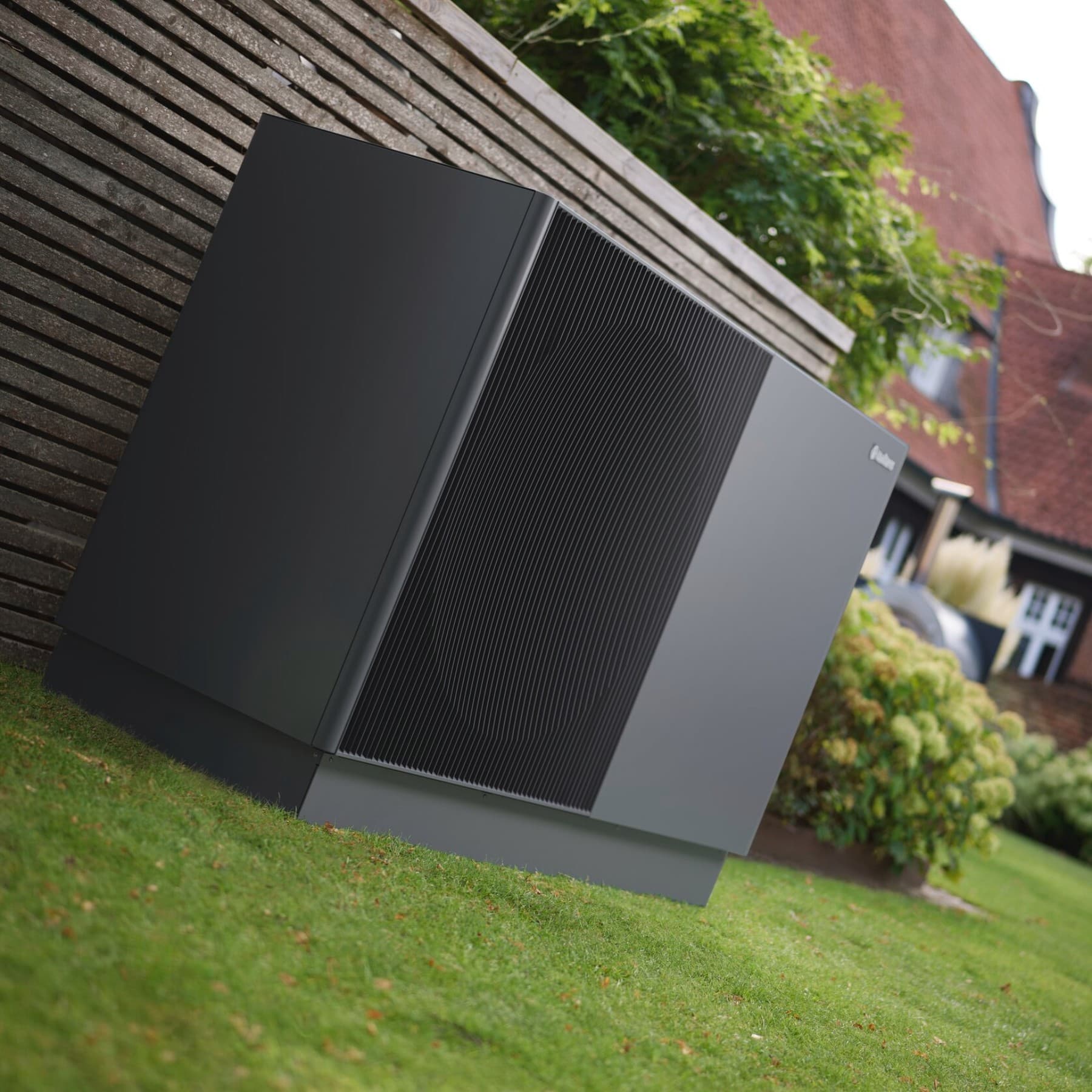 aroTHERM perform installée dans un jardin | Vaillant