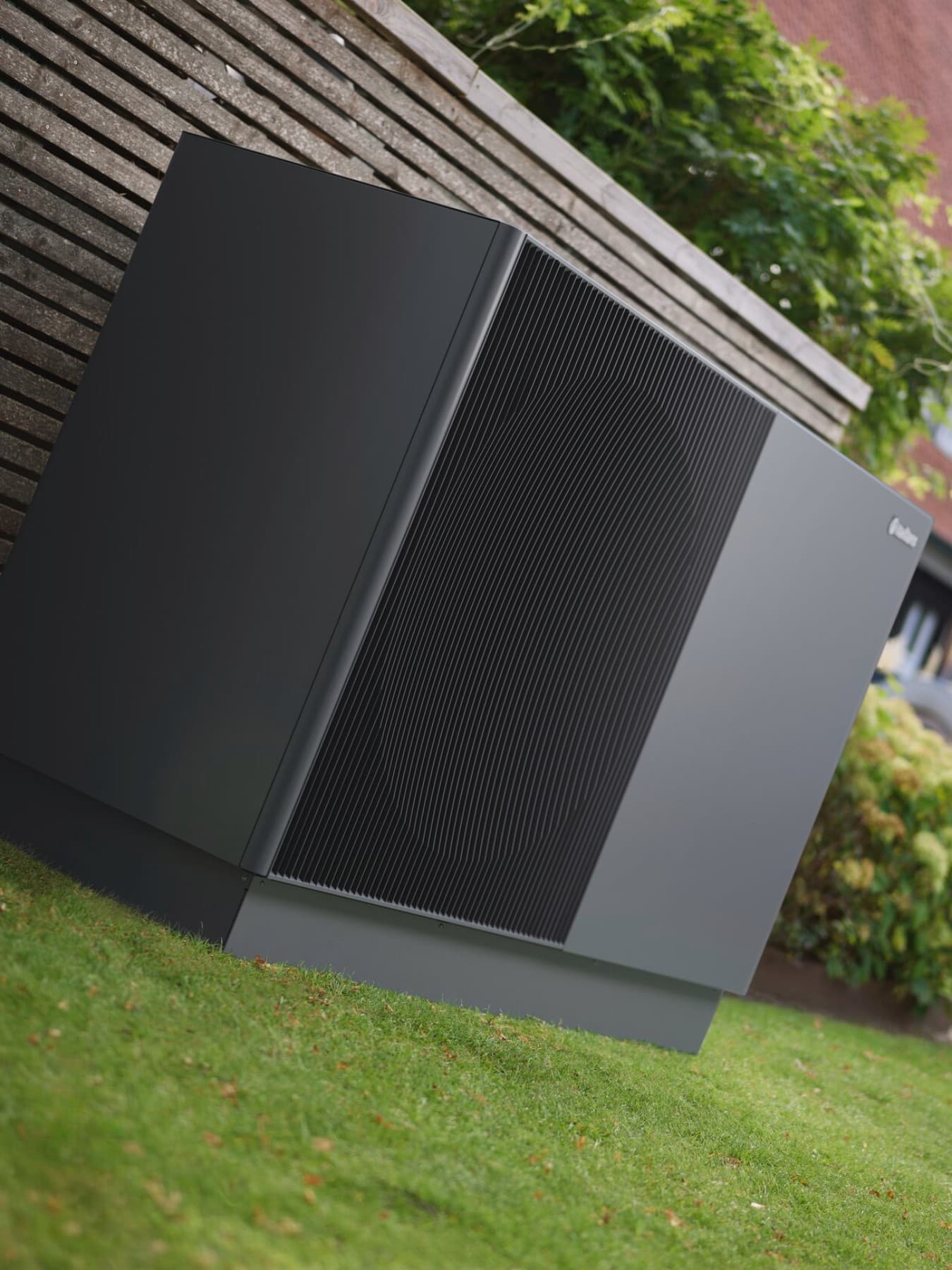 aroTHERM perform installée dans un jardin | Vaillant