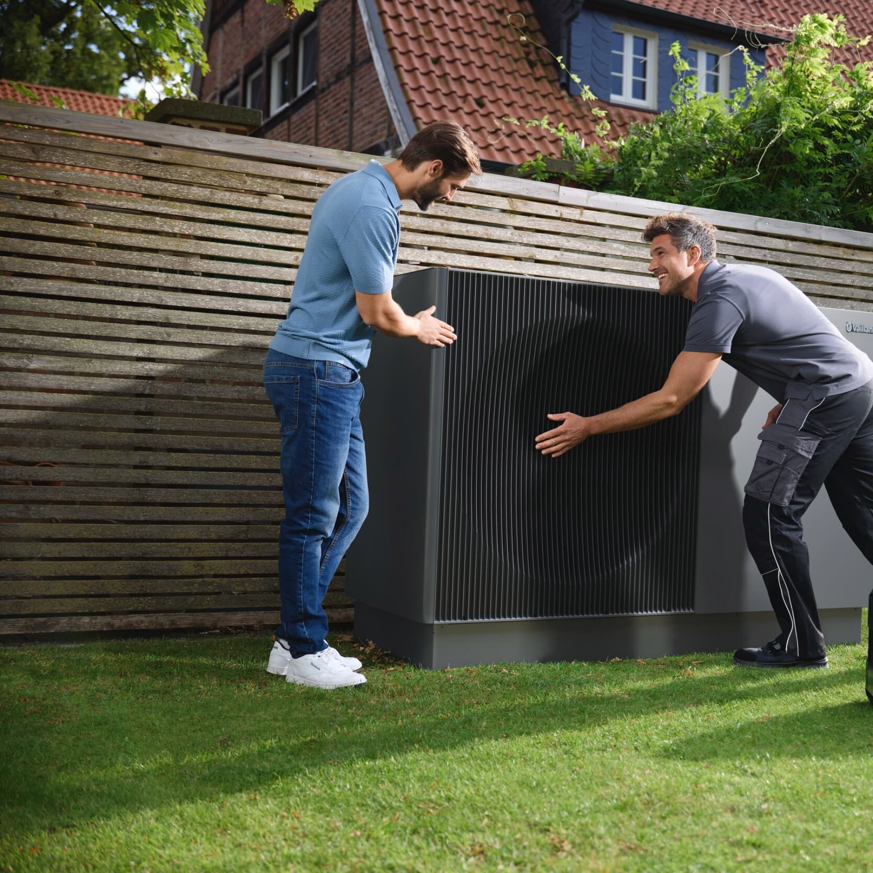 Installateur qui conseille son client | Vaillant