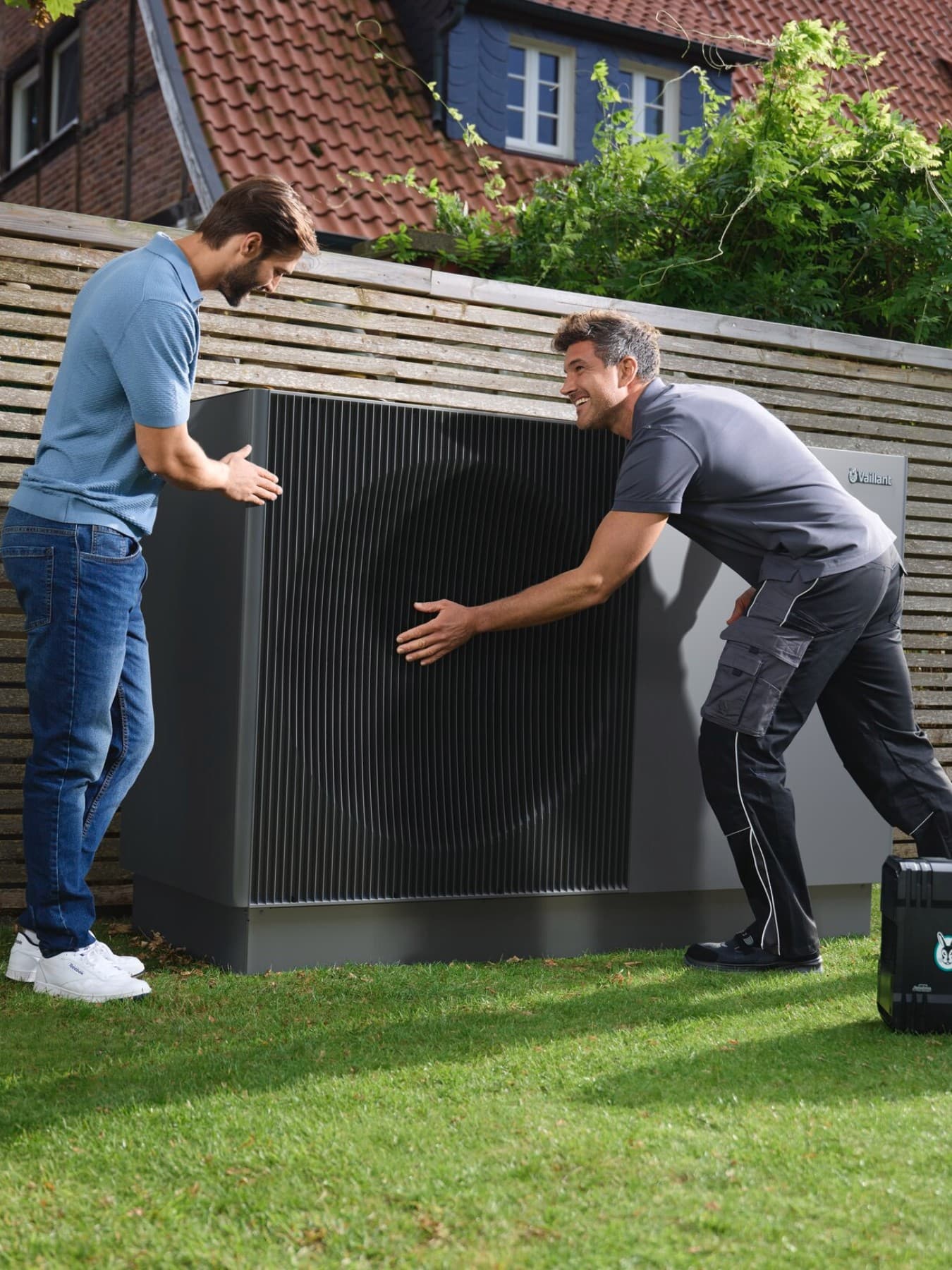 Installateur qui conseille son client | Vaillant
