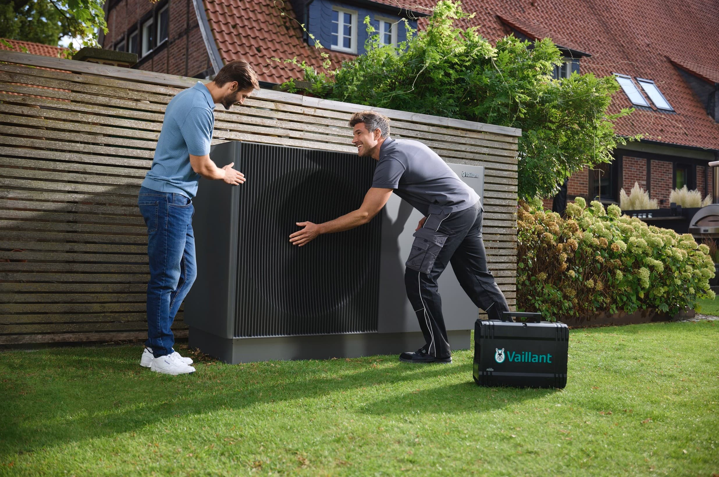 Installateur mettant en route aroTHERM perform | Vaillant