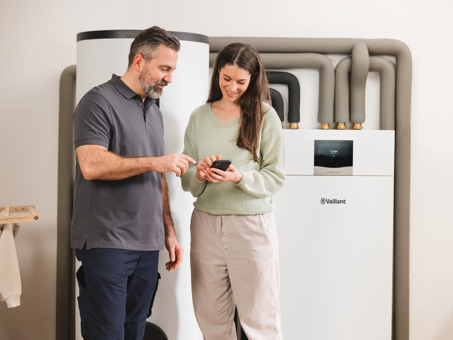 Un installateur montre comment fonctionne une pompe à chaleur geoTHERM à une cliente | Vaillant