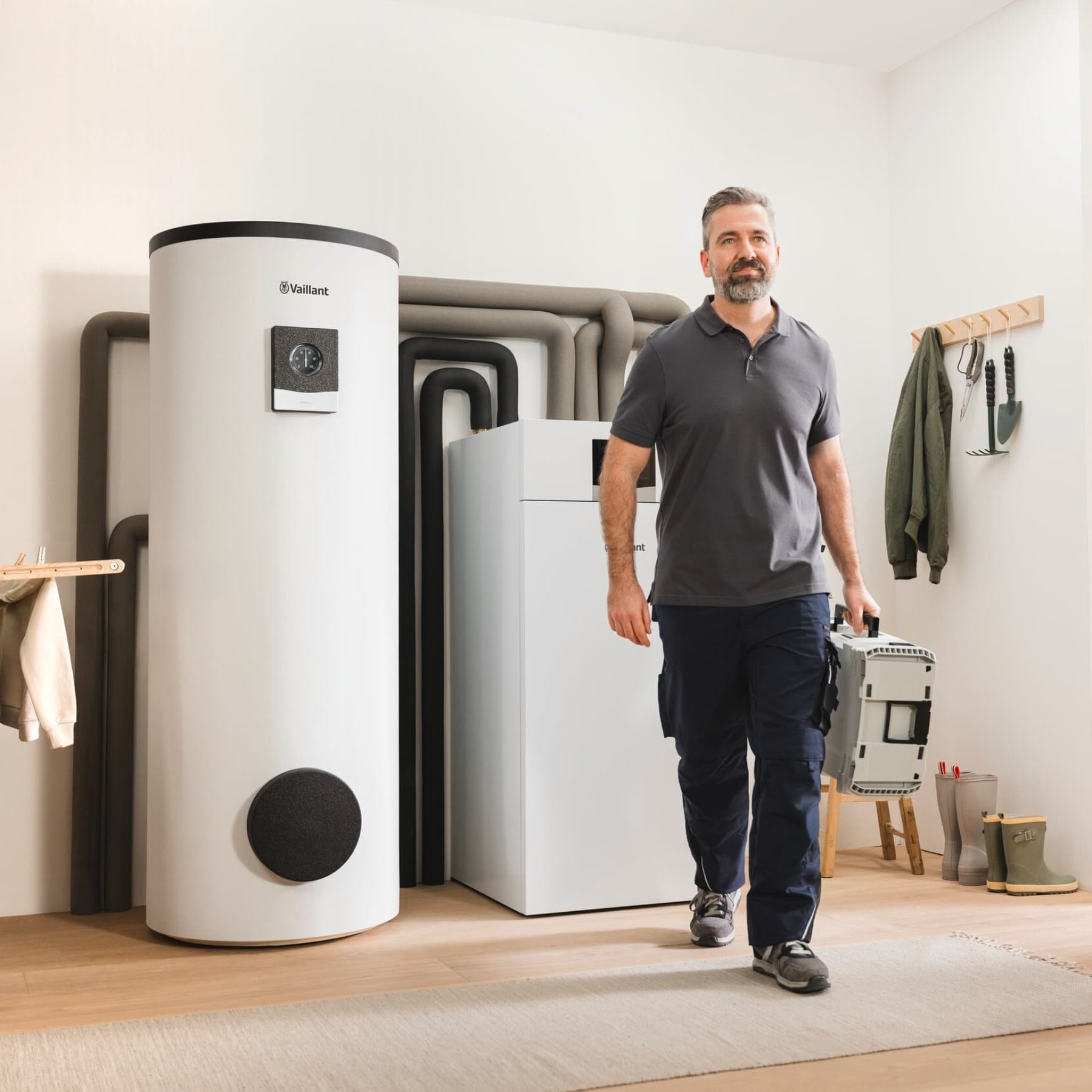 Un installateur vient d'installer un système de pompe à chaleur geoTHERM | Vaillant