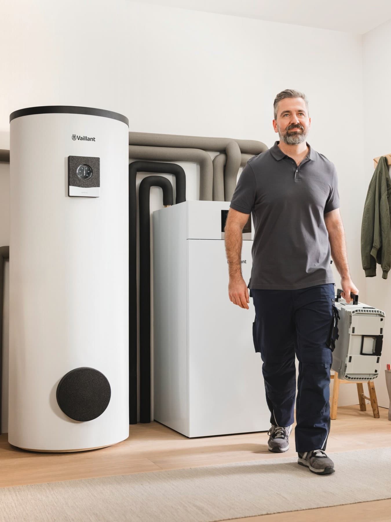 Un installateur vient d'installer un système de pompe à chaleur geoTHERM | Vaillant