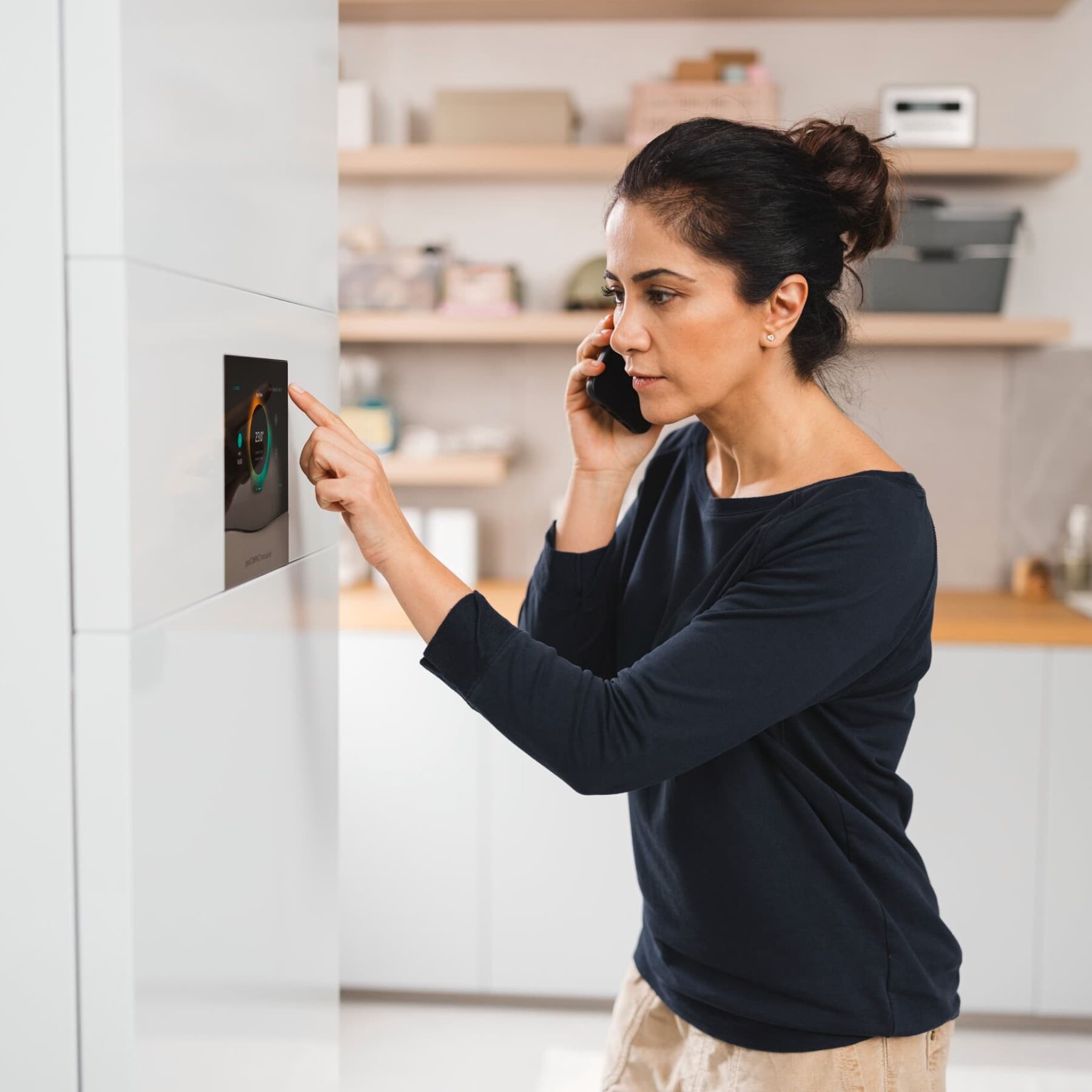 Une femme appelle la hotline dédiée pour régler sa pompe à chaleur | Vaillant