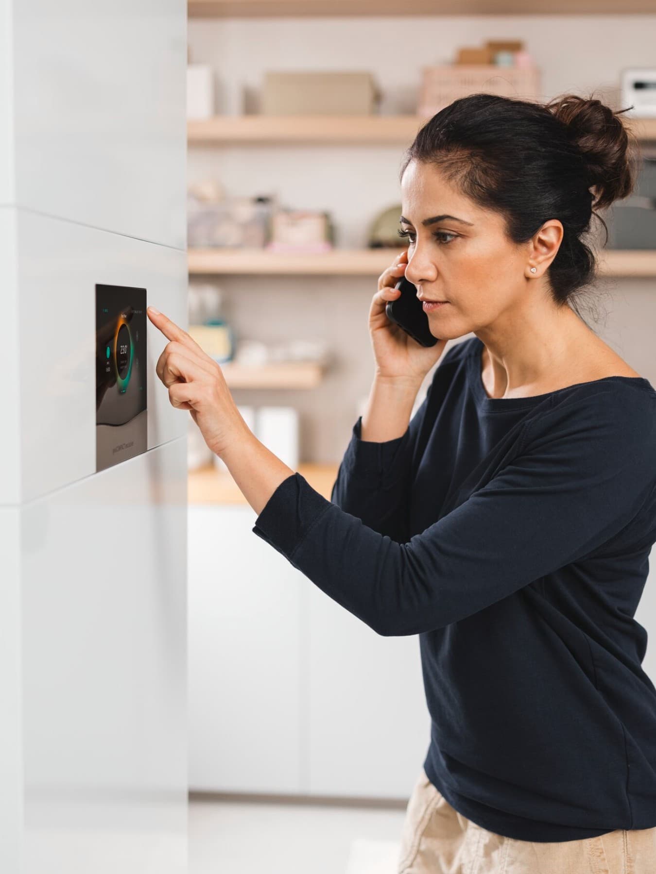 Une femme appelle la hotline dédiée pour régler sa pompe à chaleur | Vaillant