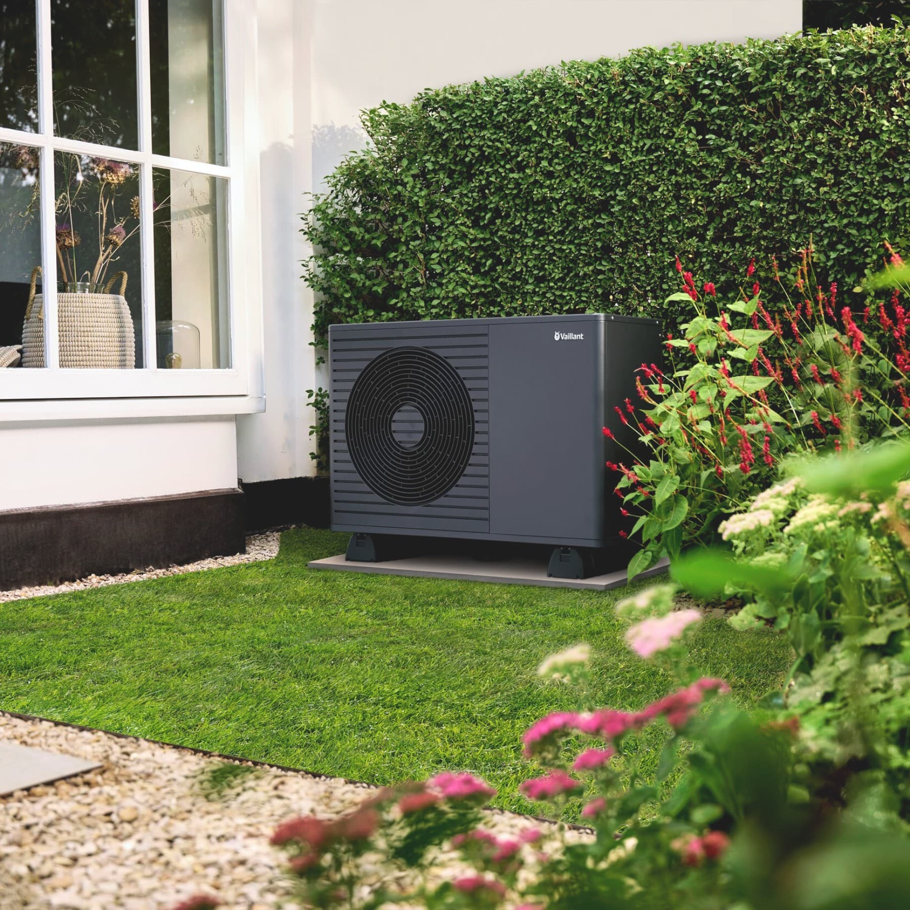 Pompe à chaleur aroTHERM plus placée devant un mur | Vaillant