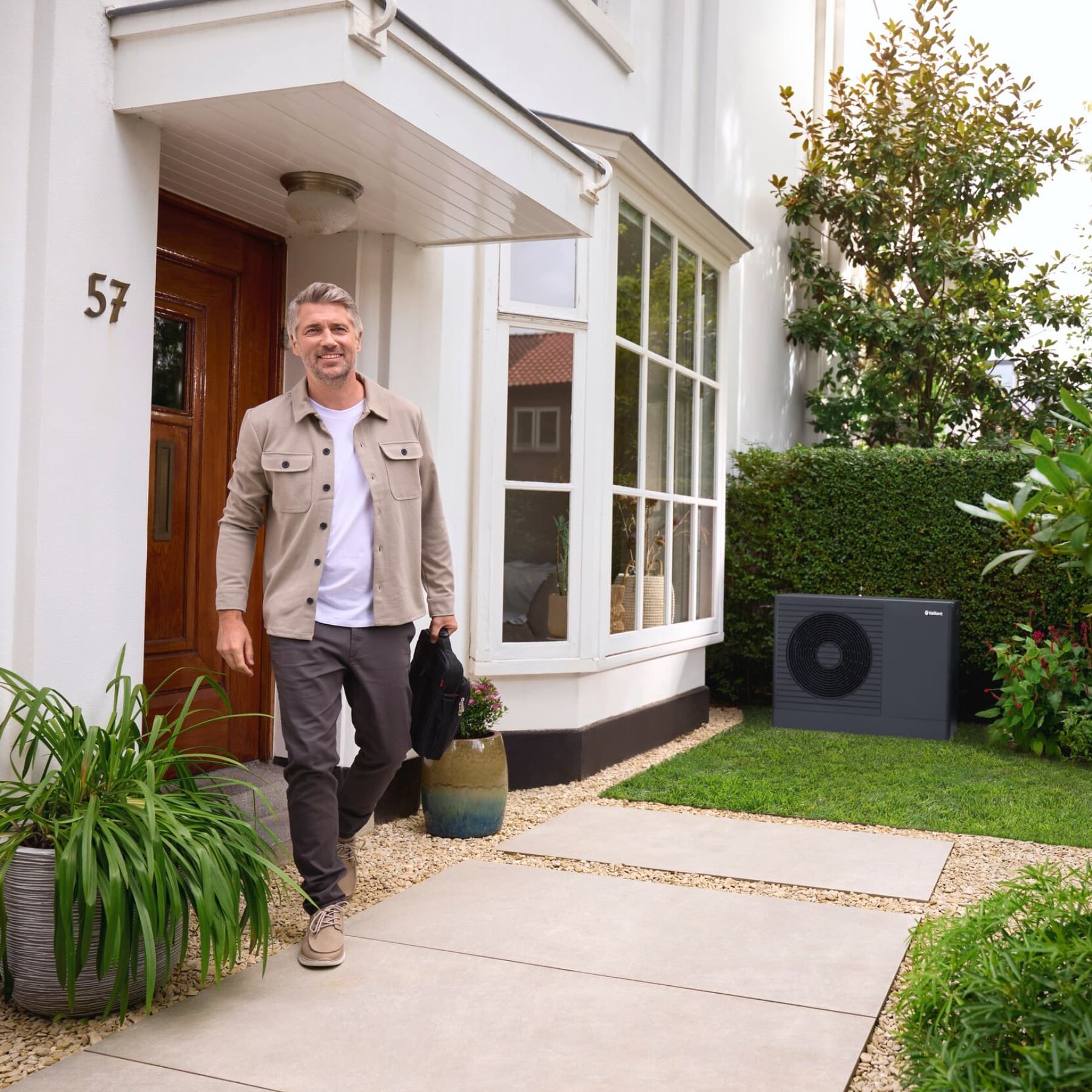 Un homme quitte son domicile | Vaillant