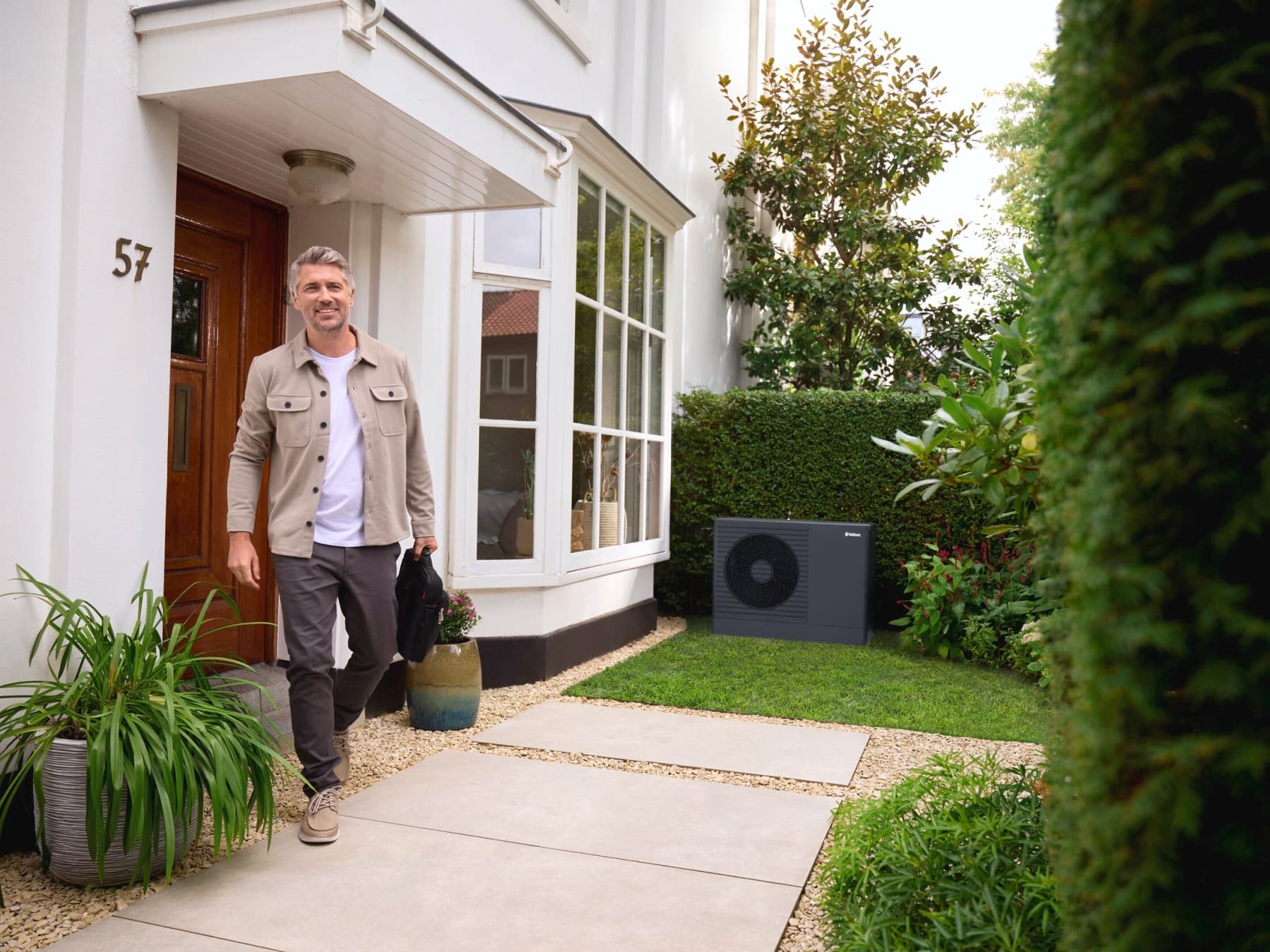 Un homme quitte son domicile | Vaillant