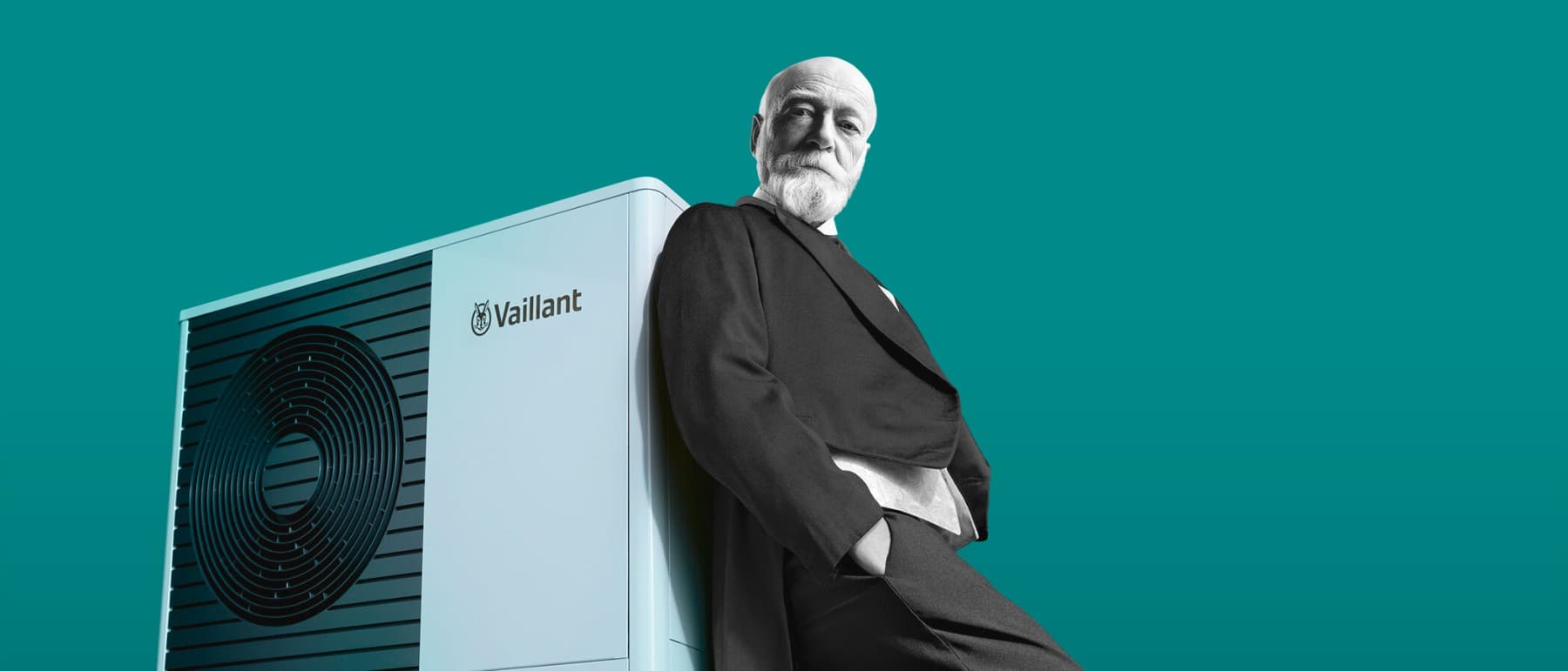 Johann Vaillant penché sur une pompe à chaleur
