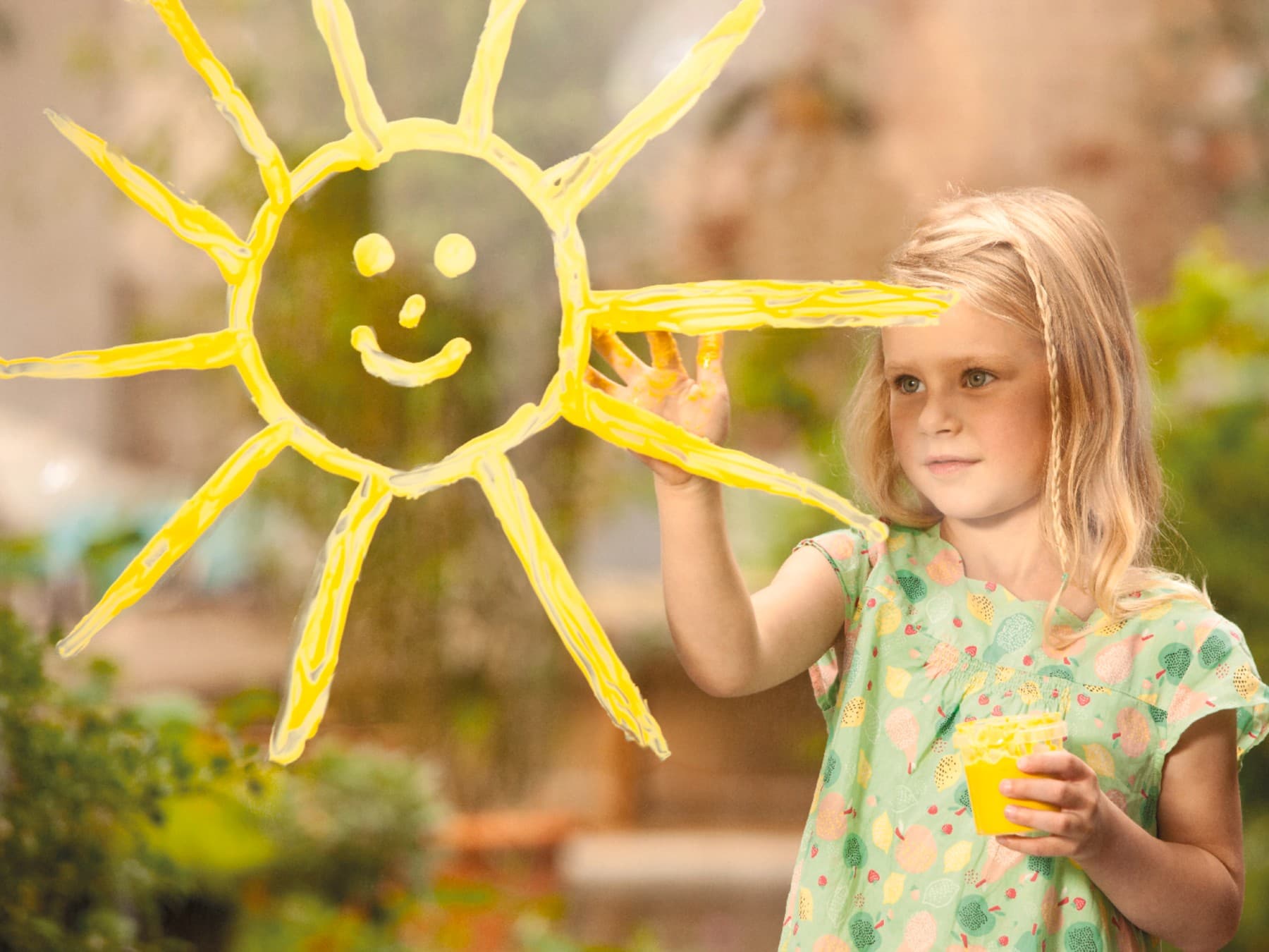 Une fillette qui dessine un soleil | Vaillant
