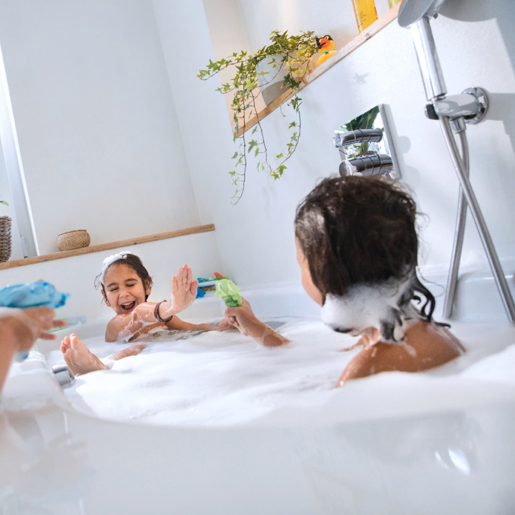 3 enfants en train de jouer dans leur bain | Vaillant