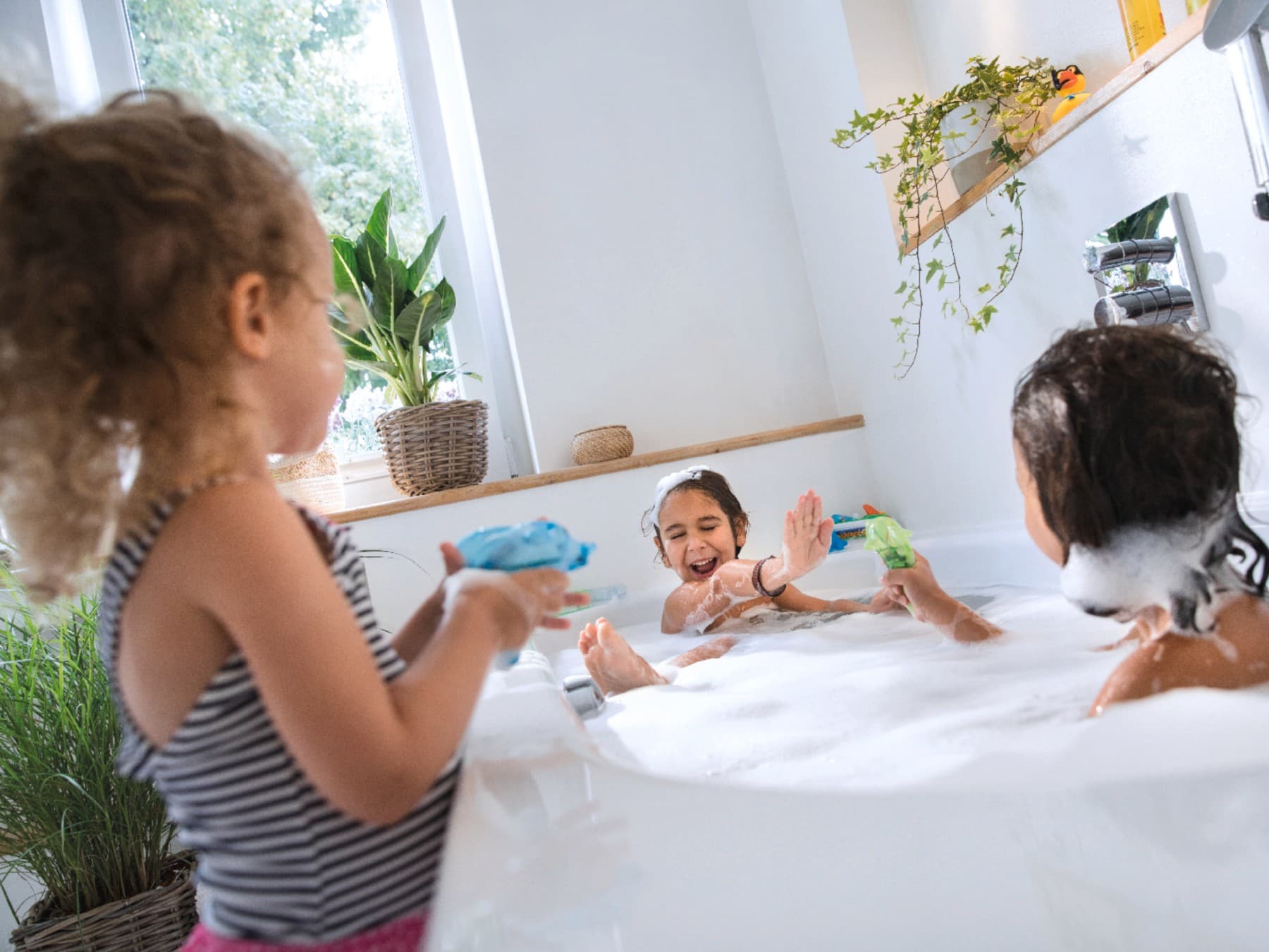 Des enfants jouent dans leur bain | Vaillant
