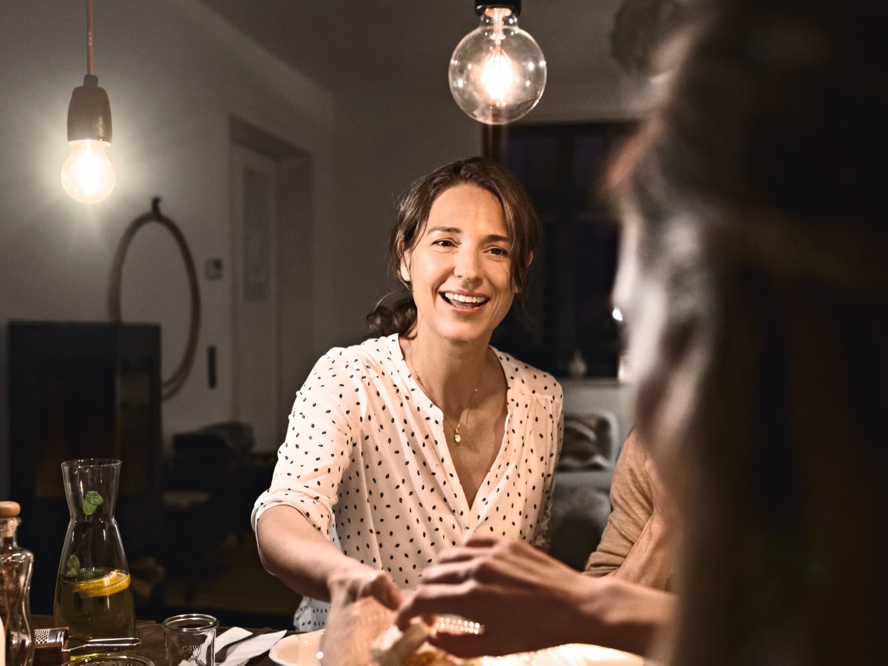 Des personnes dinent sous les lumières | Vaillant