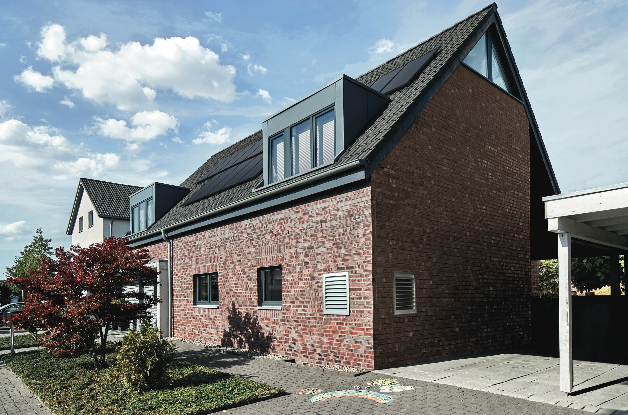 Une maison disposant de panneau solaire sur le toit | Vaillant