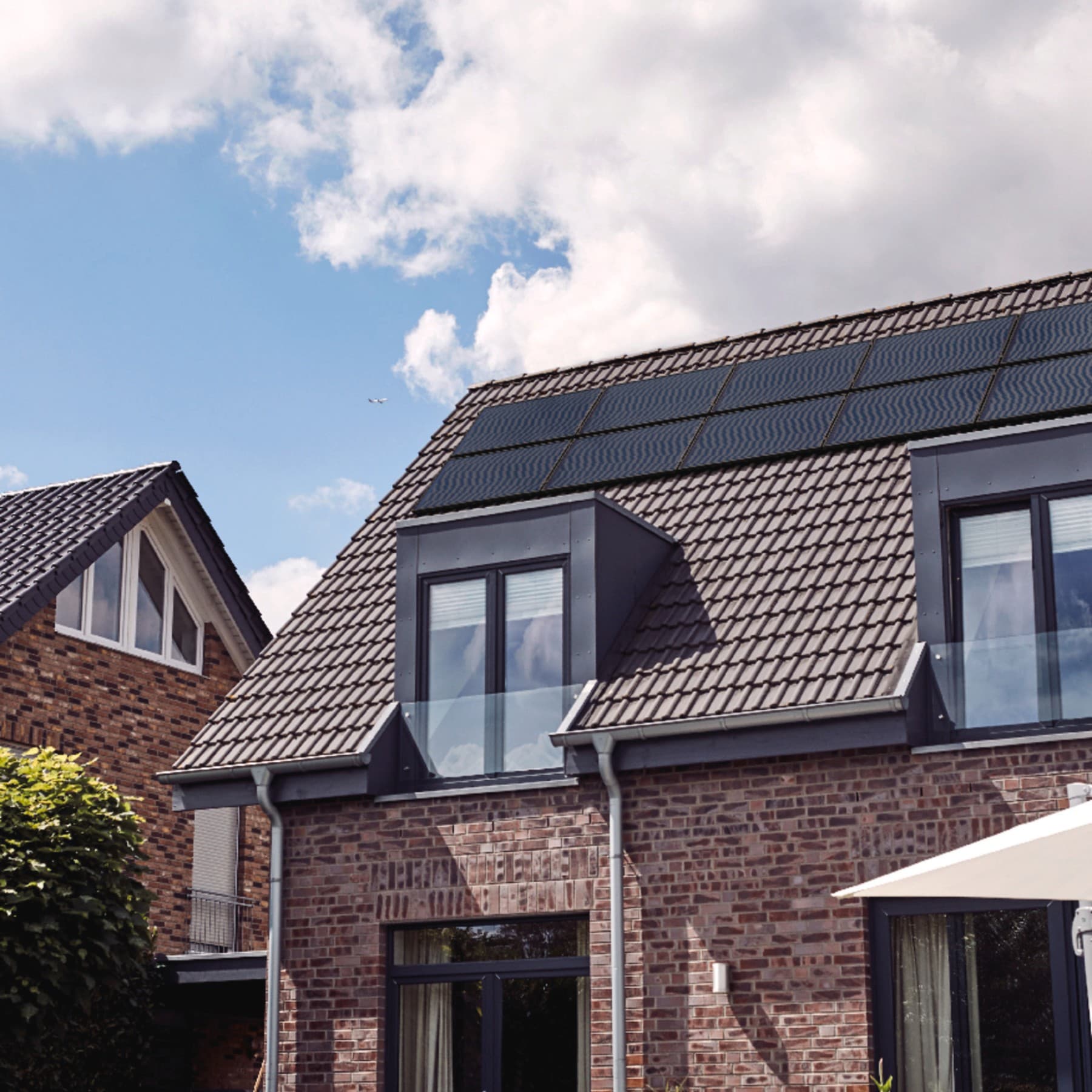 Maison avec panneaux photovoltaïques sur le toit | Vaillant