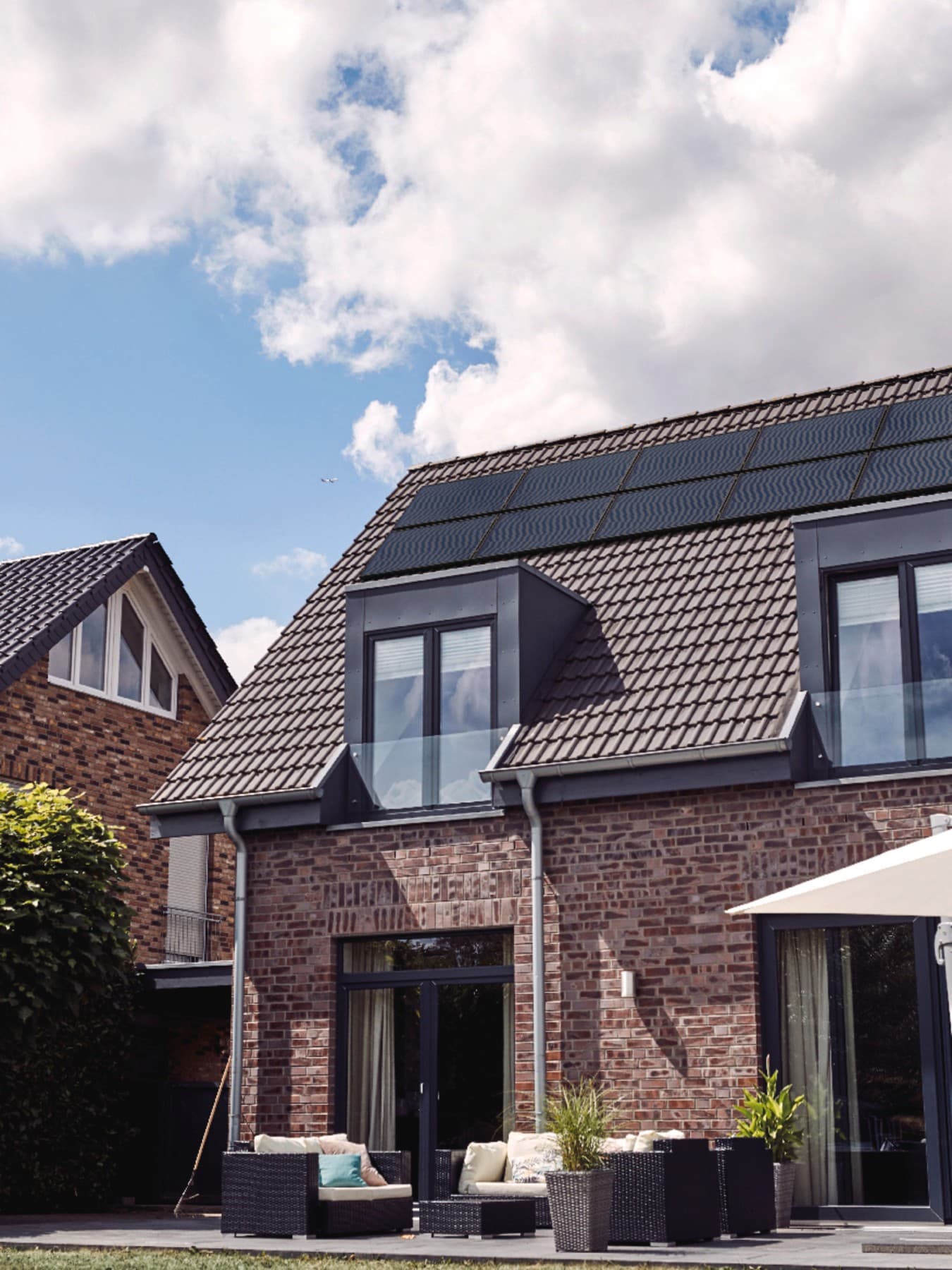Maison avec panneaux photovoltaïques sur le toit | Vaillant